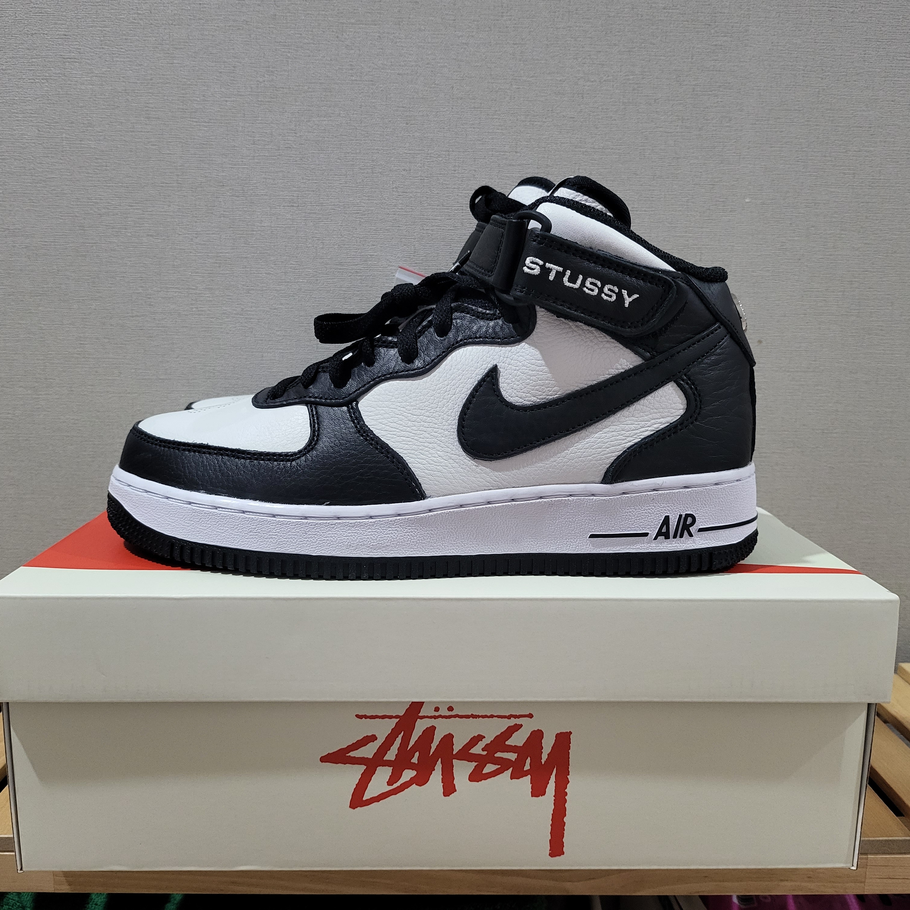 Nike x Stussy Air Force 1 '07 Mid SP Black and Light Bone 착용 스타일 - 3