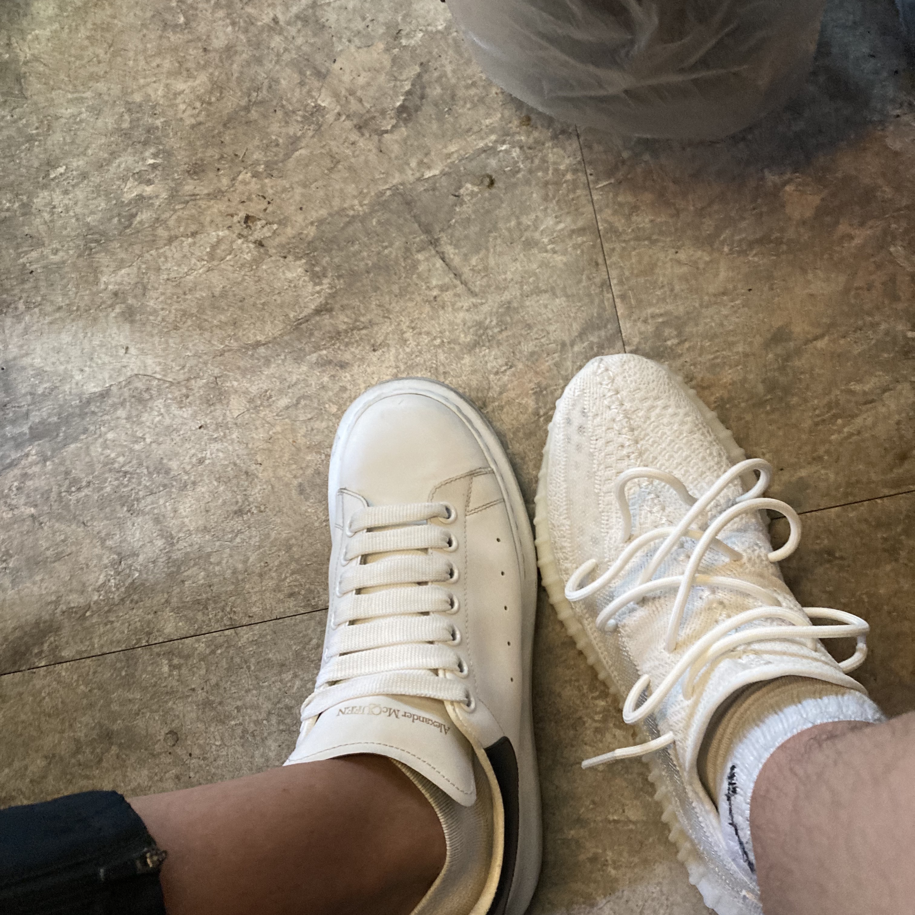 Adidas Yeezy Boost 350 V2 Bone, Alexander McQueen Oversized Sneakers White Black 착용 스타일 - 2