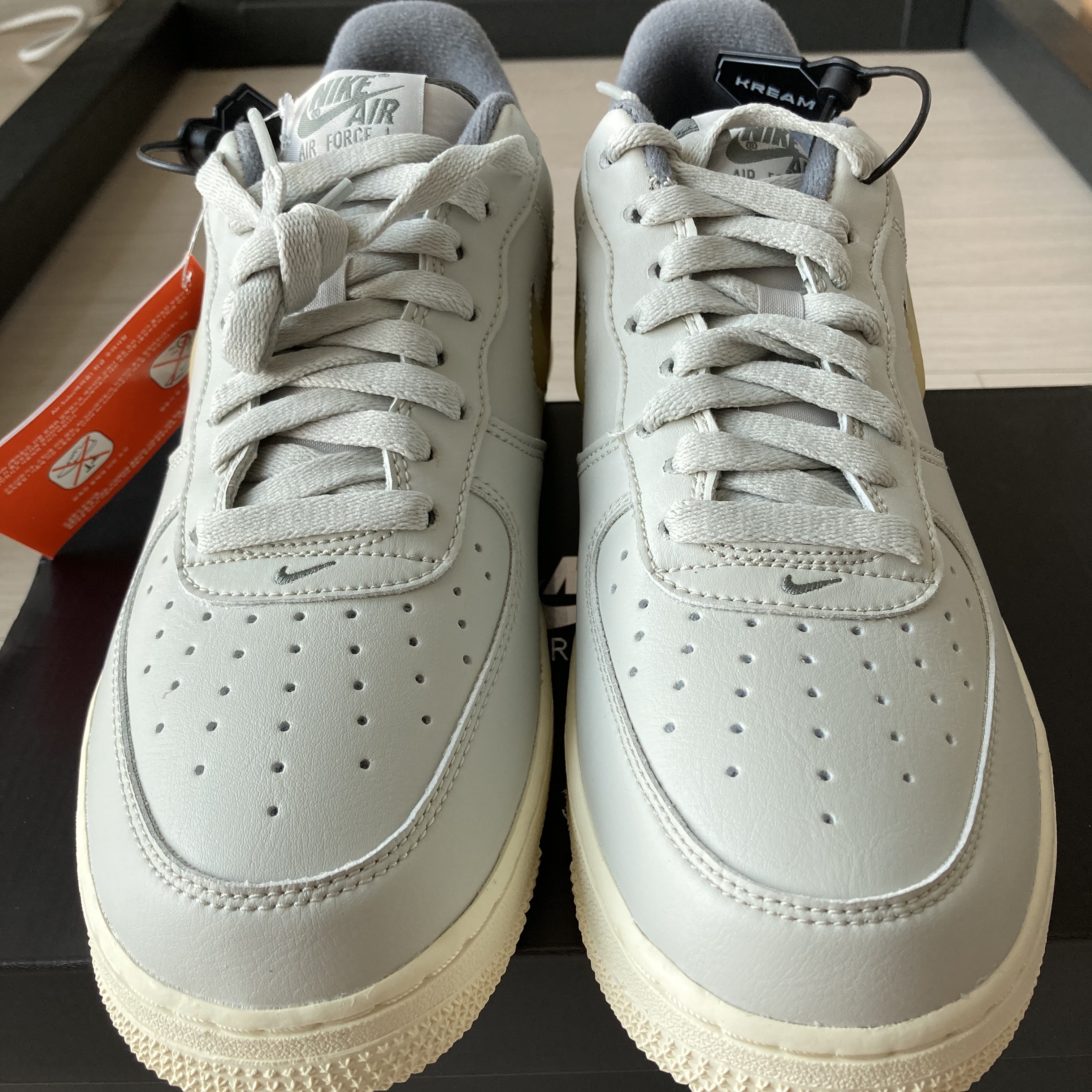 Nike Air Force 1 '07 LX Light Bone and Coconut Milk 착용 스타일 - 1