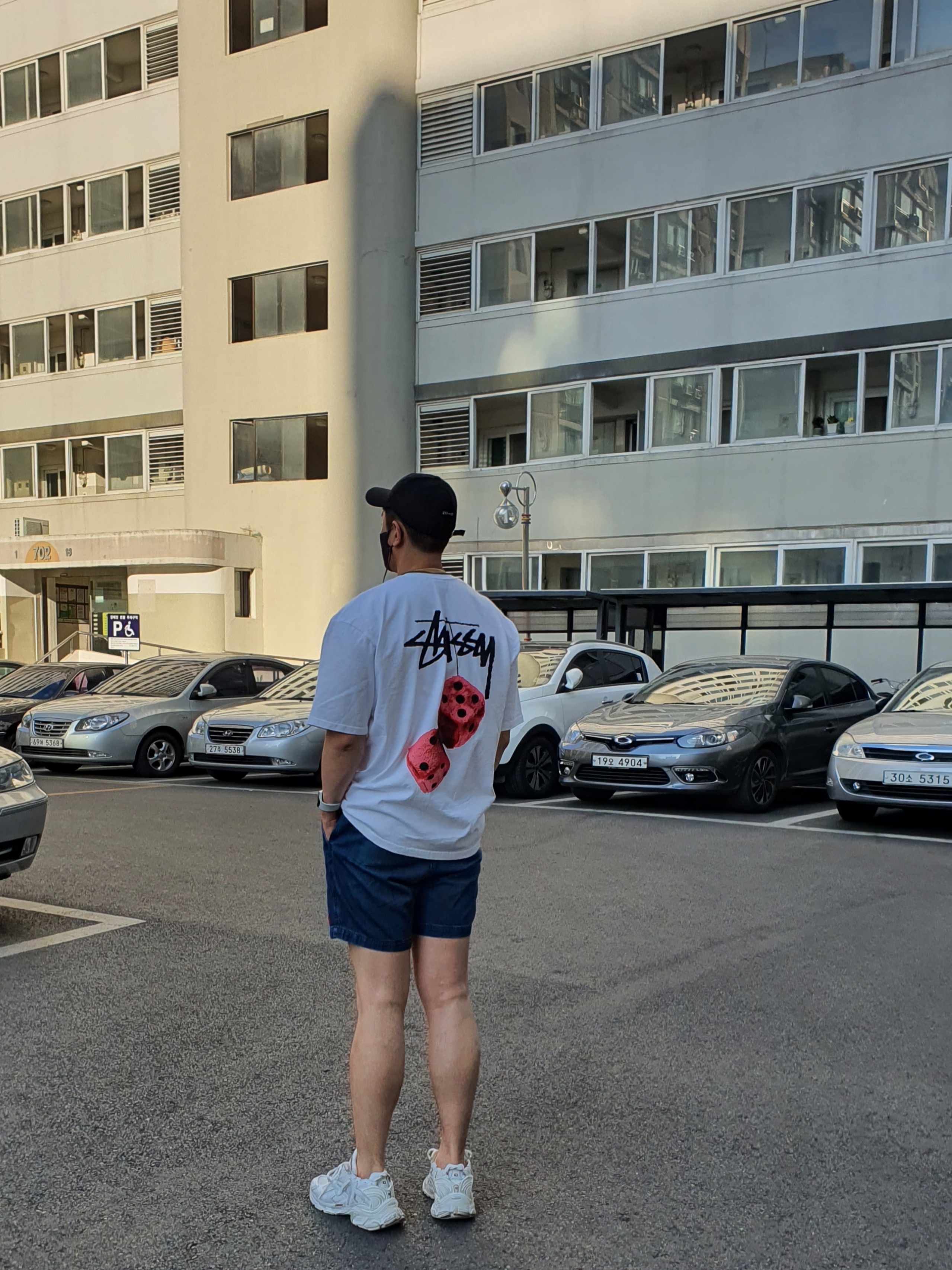 Balenciaga Runner Sneakers White, Stussy Fuzzy Dice T-Shirt White 착용 스타일 - 2