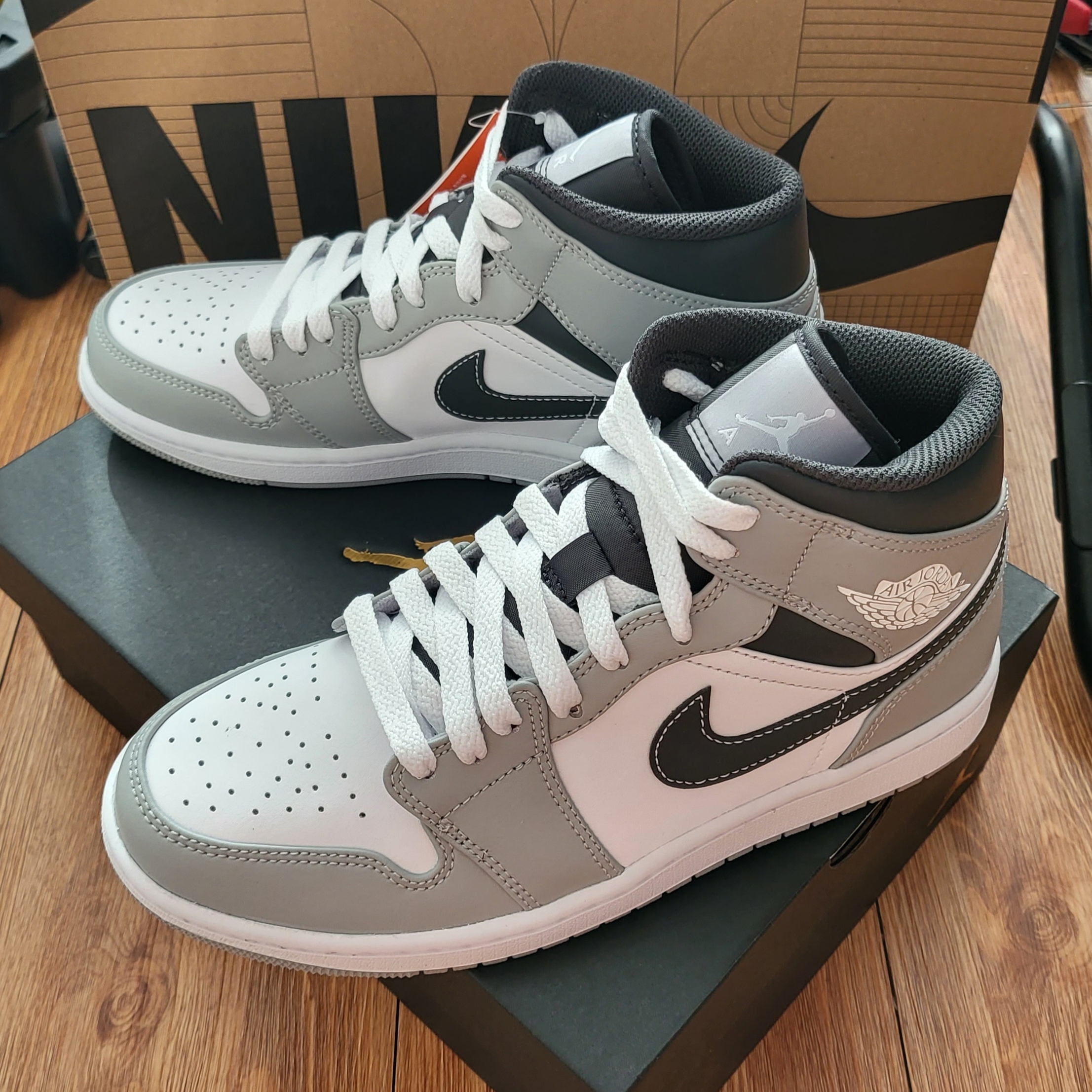 Jordan 1 Mid Light Smoke Grey Anthracite 착용 스타일 - 3