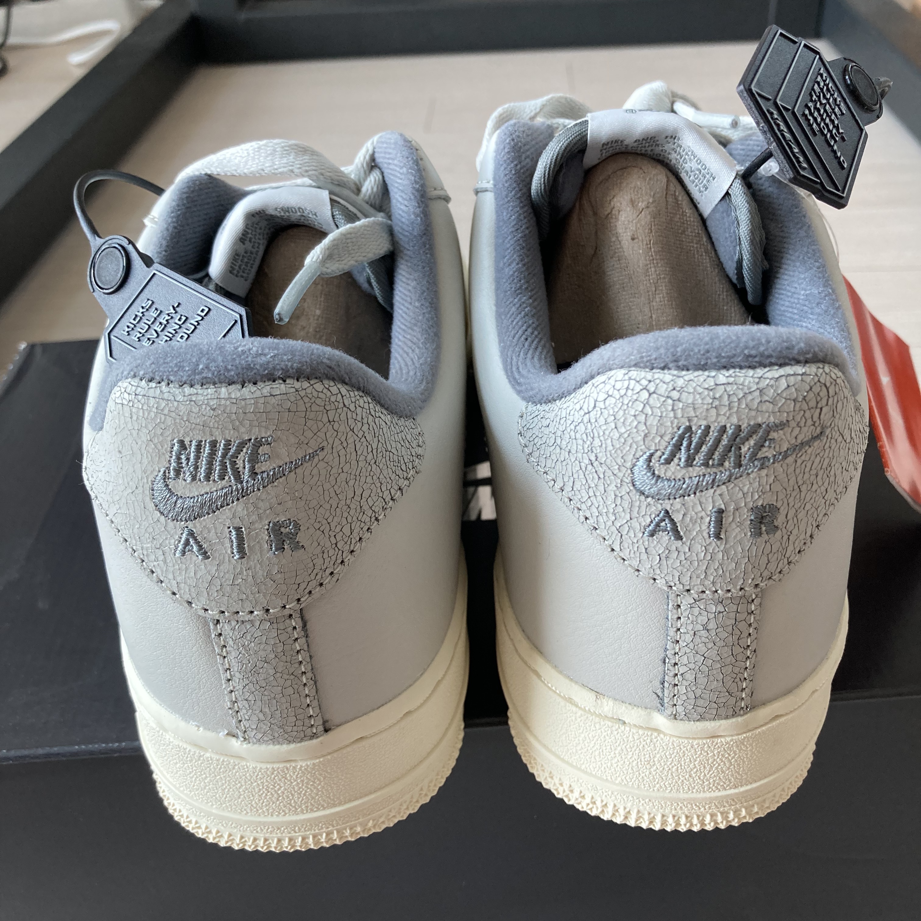 Nike Air Force 1 '07 LX Light Bone and Coconut Milk 착용 스타일 - 4