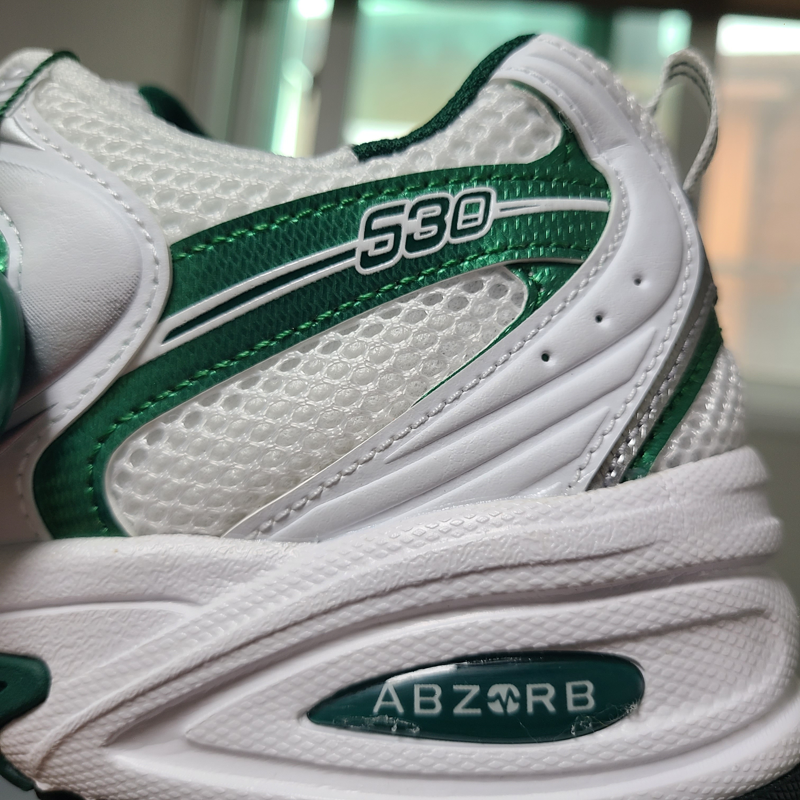 New Balance 530 White Nightwatch Green 착용 스타일 - 2