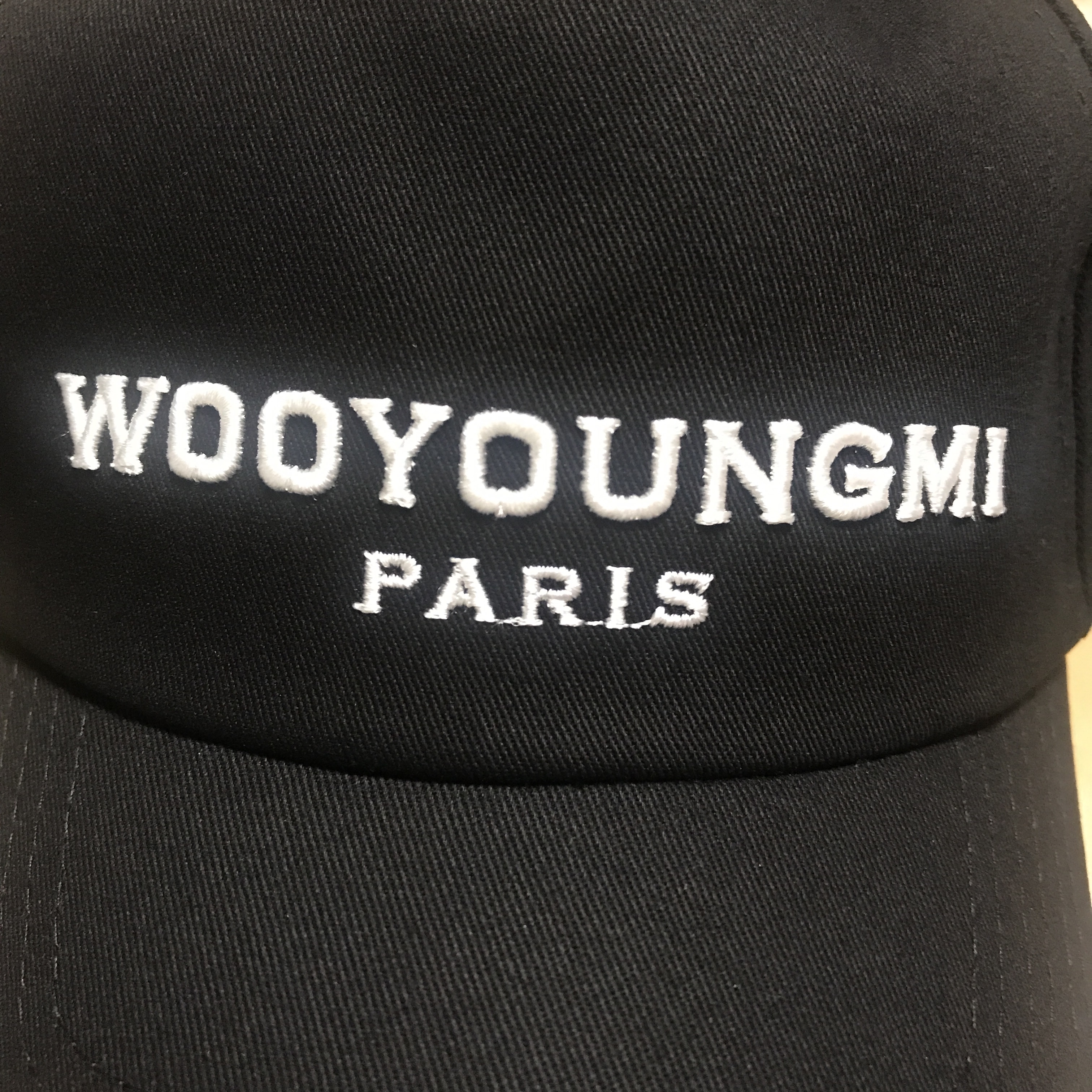 Wooyoungmi White Embroidered Logo Ball Cap Black 착용 스타일 - 1