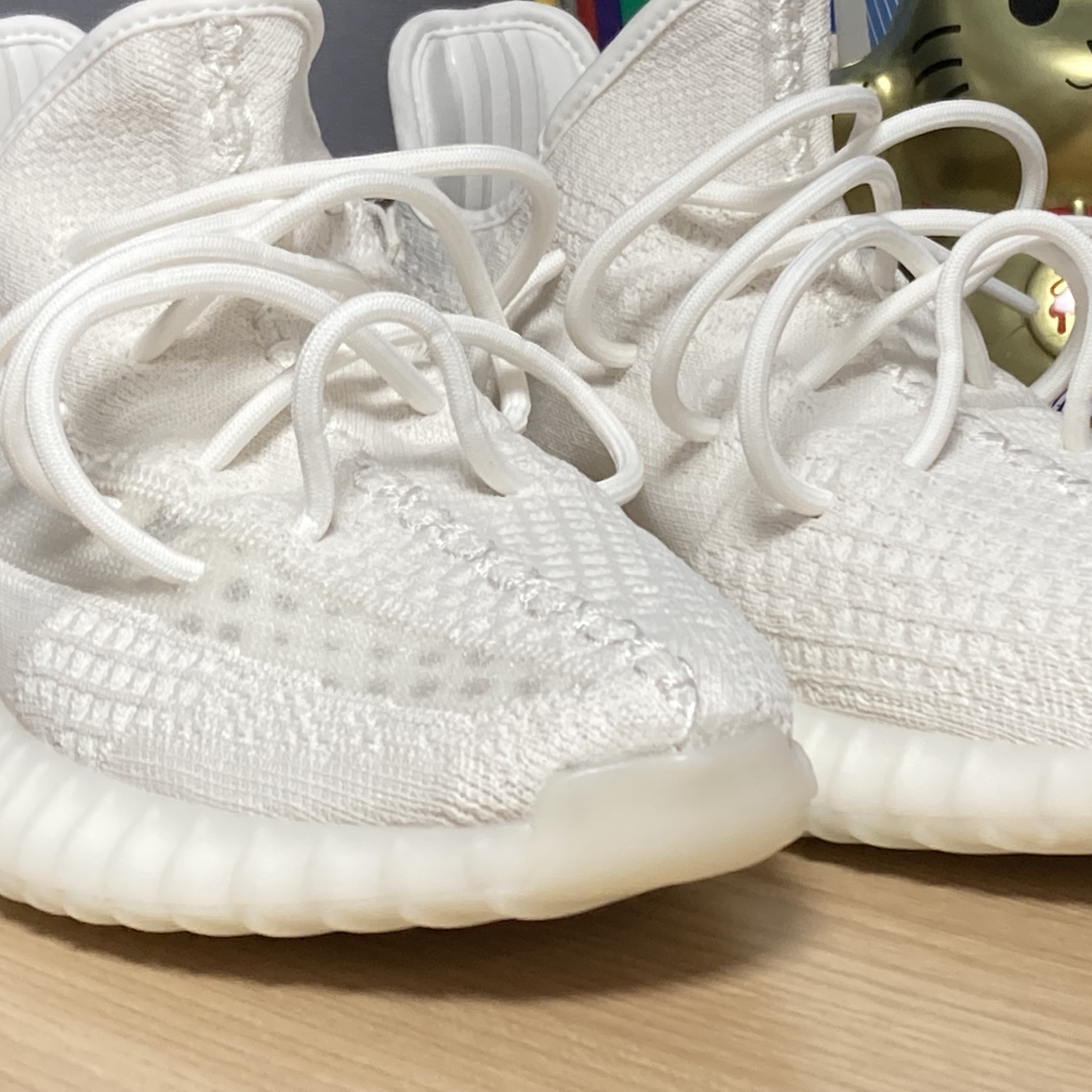 Adidas Yeezy Boost 350 V2 Bone, Alexander McQueen Oversized Sneakers White Black 착용 스타일 - 1