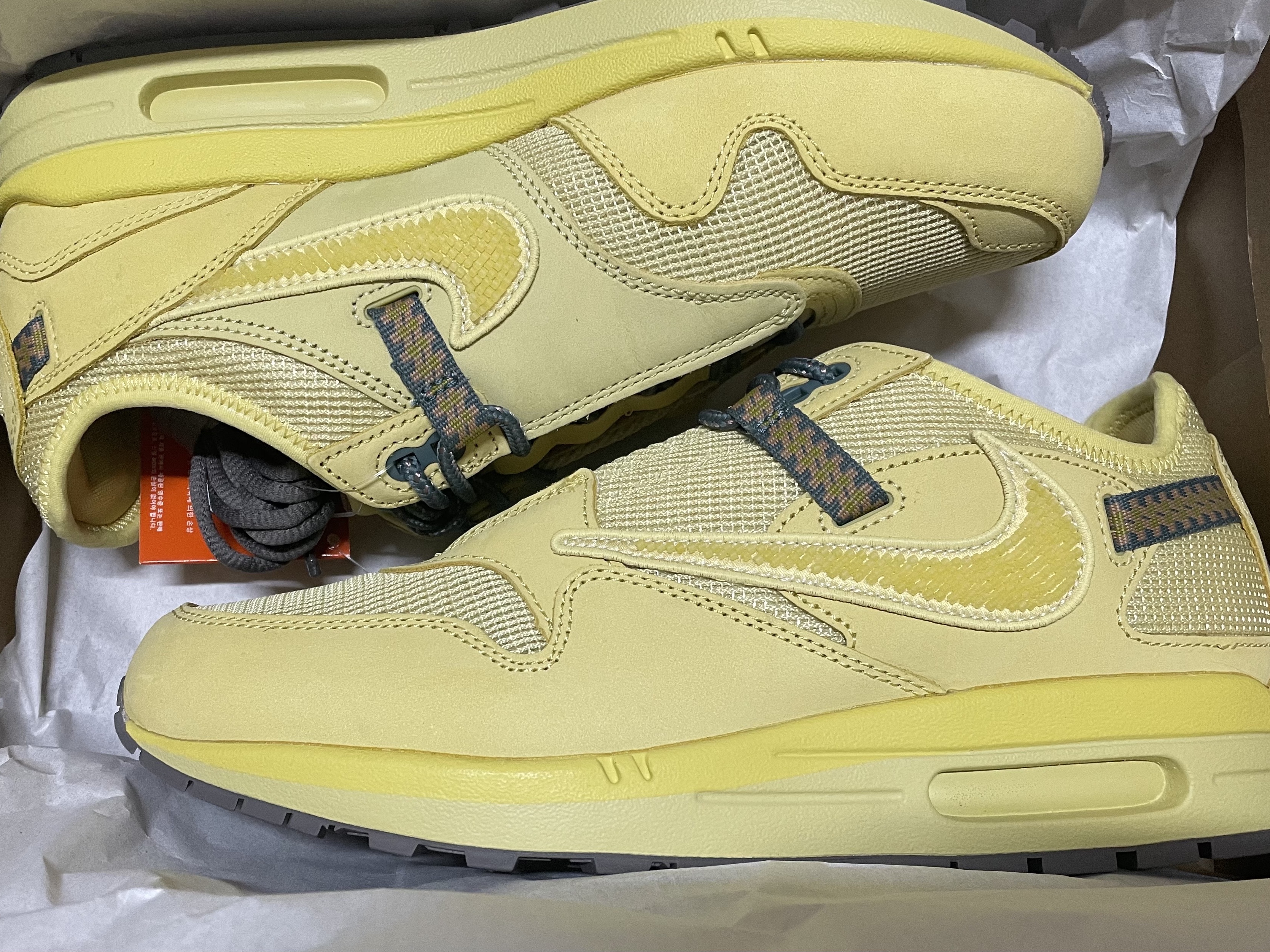 Nike x Travis Scott Air Max 1 Cact.us Gold 착용 스타일