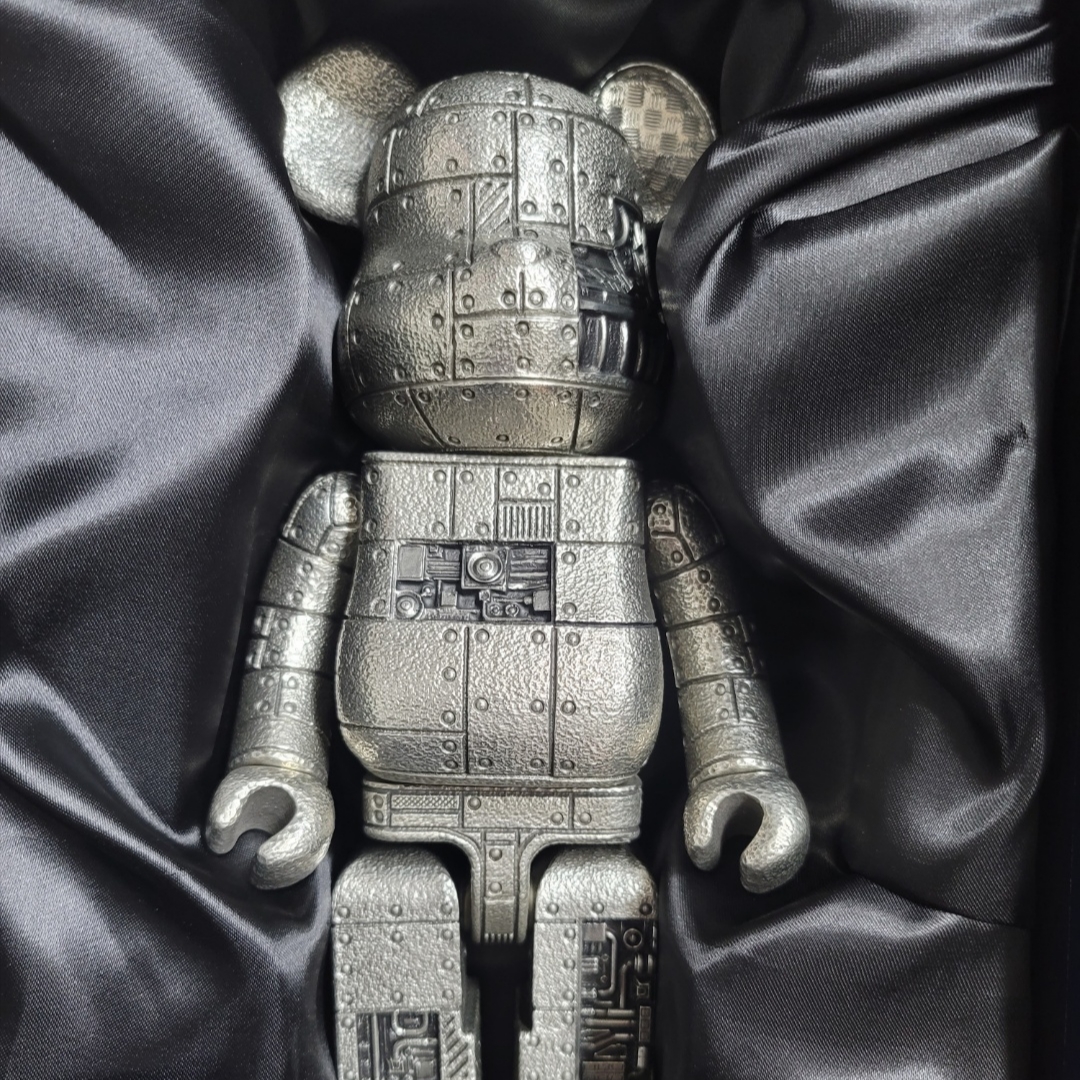 Bearbrick Royal Selangor Steampunk Iron Bright 400% 착용 스타일