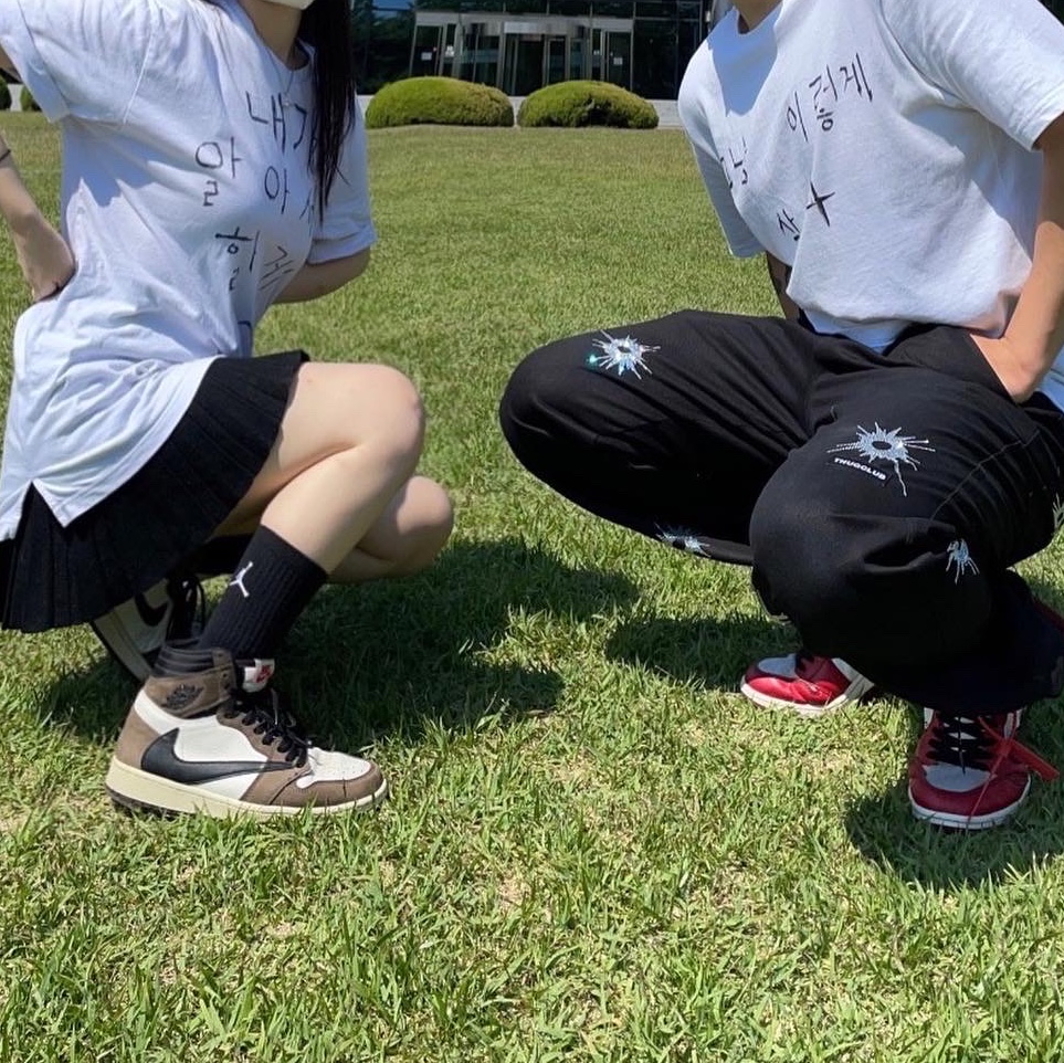 Jordan 1 x Off-White Retro High Chicago The Ten, Jordan 1 x Travis Scott Retro High OG SP Mocha 착용 스타일