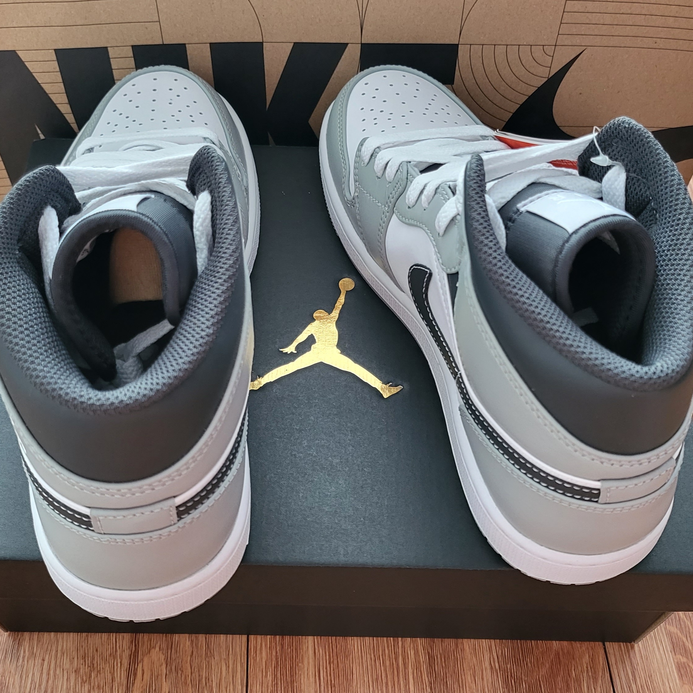 Jordan 1 Mid Light Smoke Grey Anthracite 착용 스타일 - 5