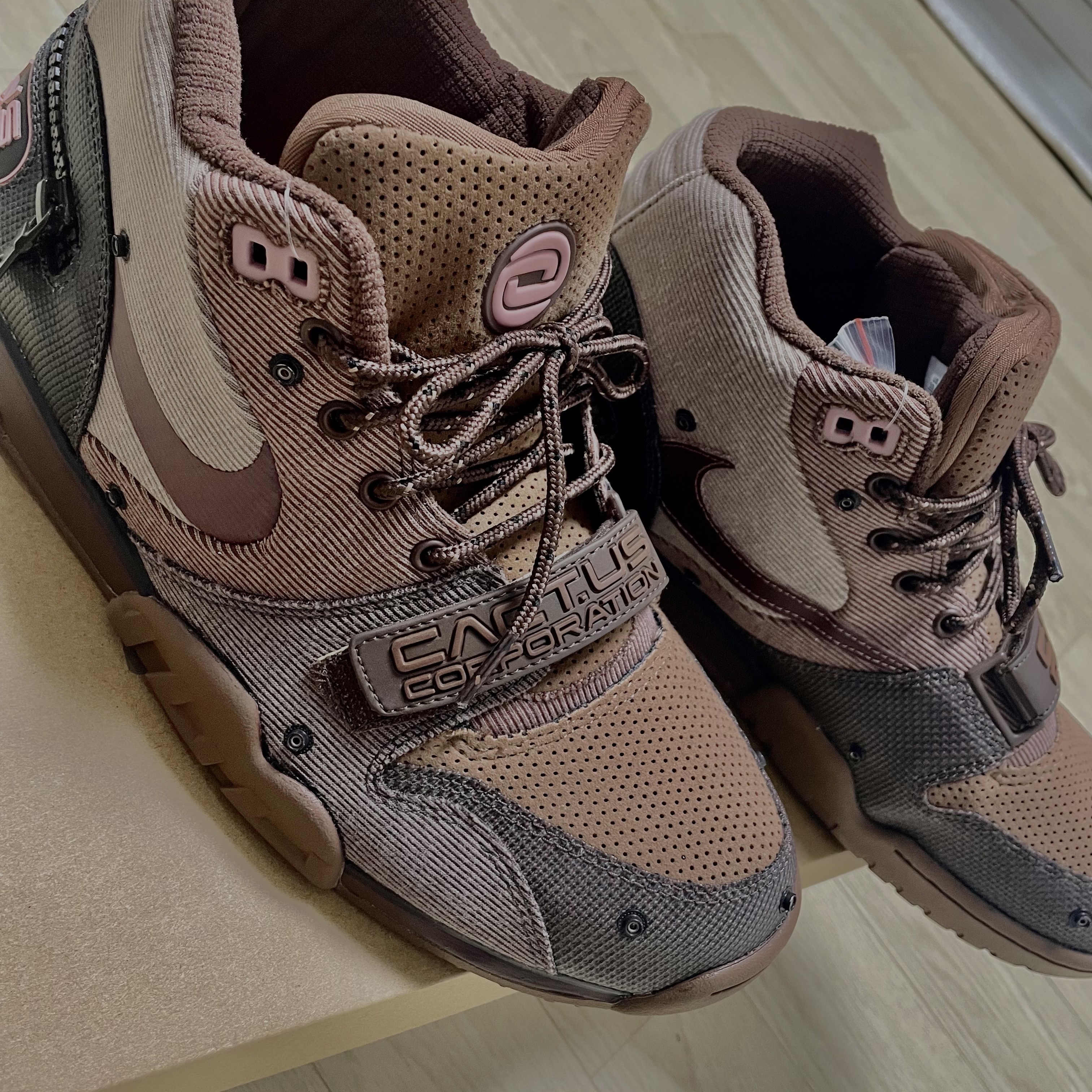 Nike x Travis Scott Air Trainer 1 Archaeo Brown and Rust Pink 착용 스타일 - 1