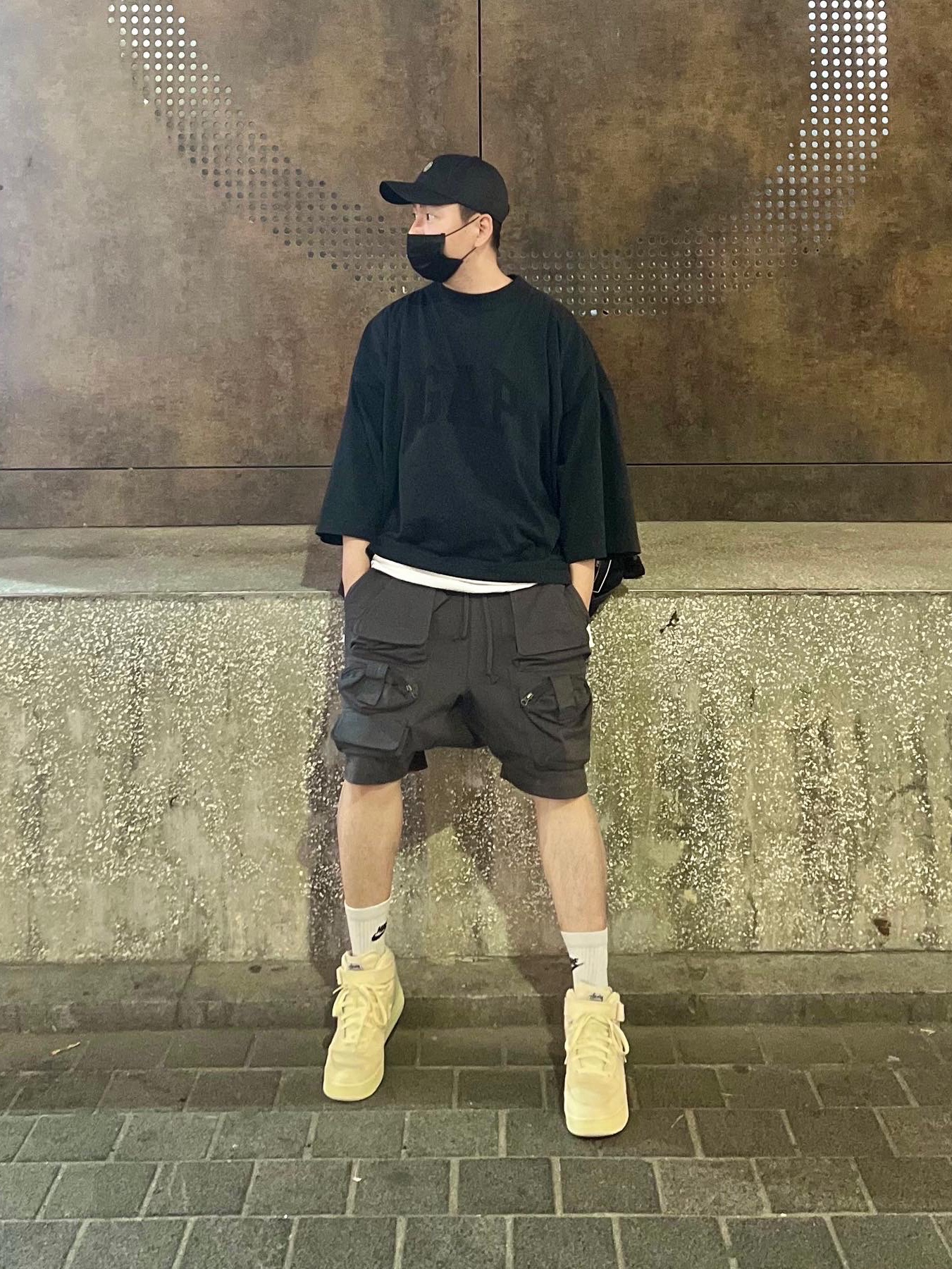 Nike x Stussy Air Force 1 '07 Mid SP Fossil, Yeezy Gap Engineered By Balenciaga Dove 3/4 Sleeve T-Shirt Washed Black 착용 스타일 - 1
