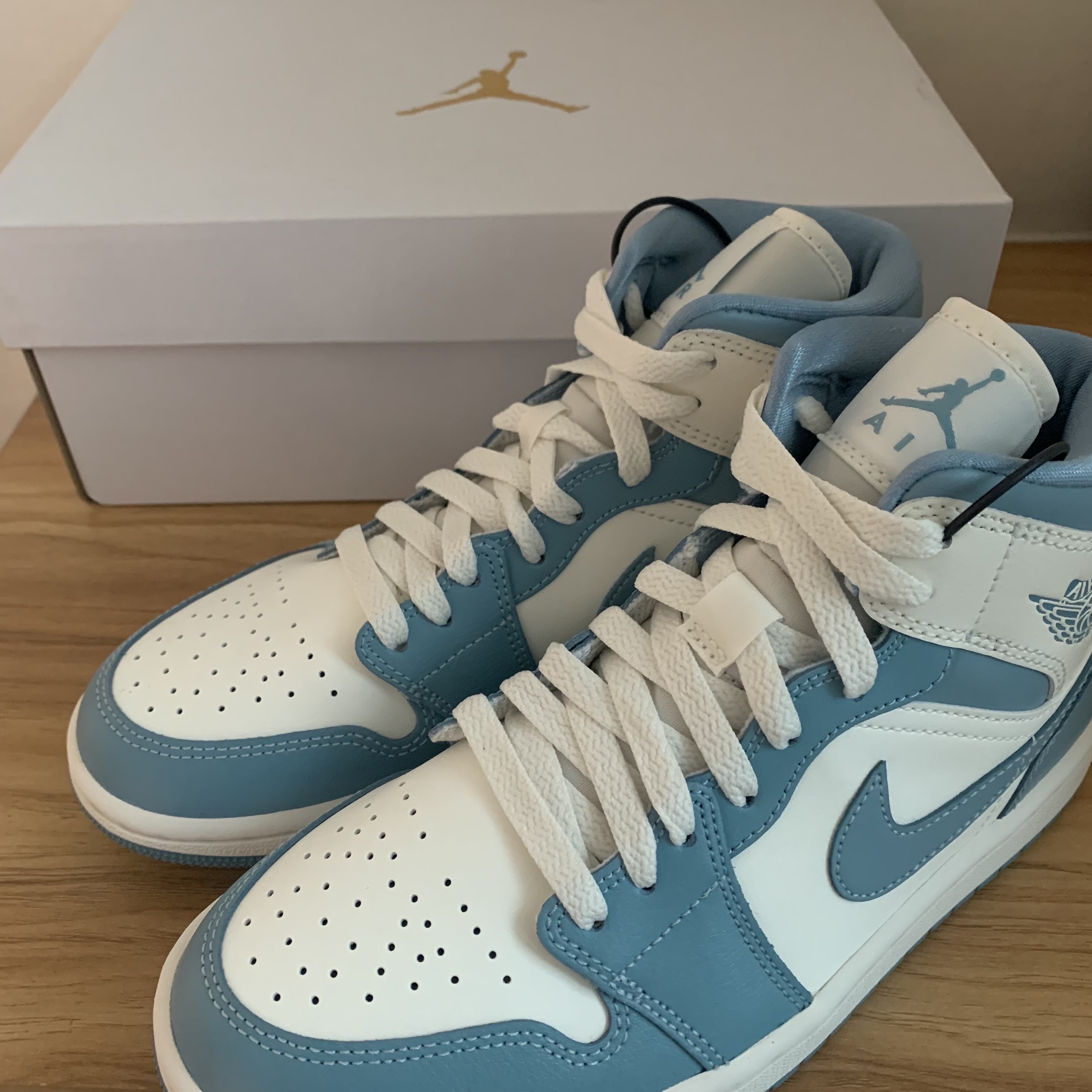 (W) Jordan 1 Mid Sail and Worn Blue 착용 스타일