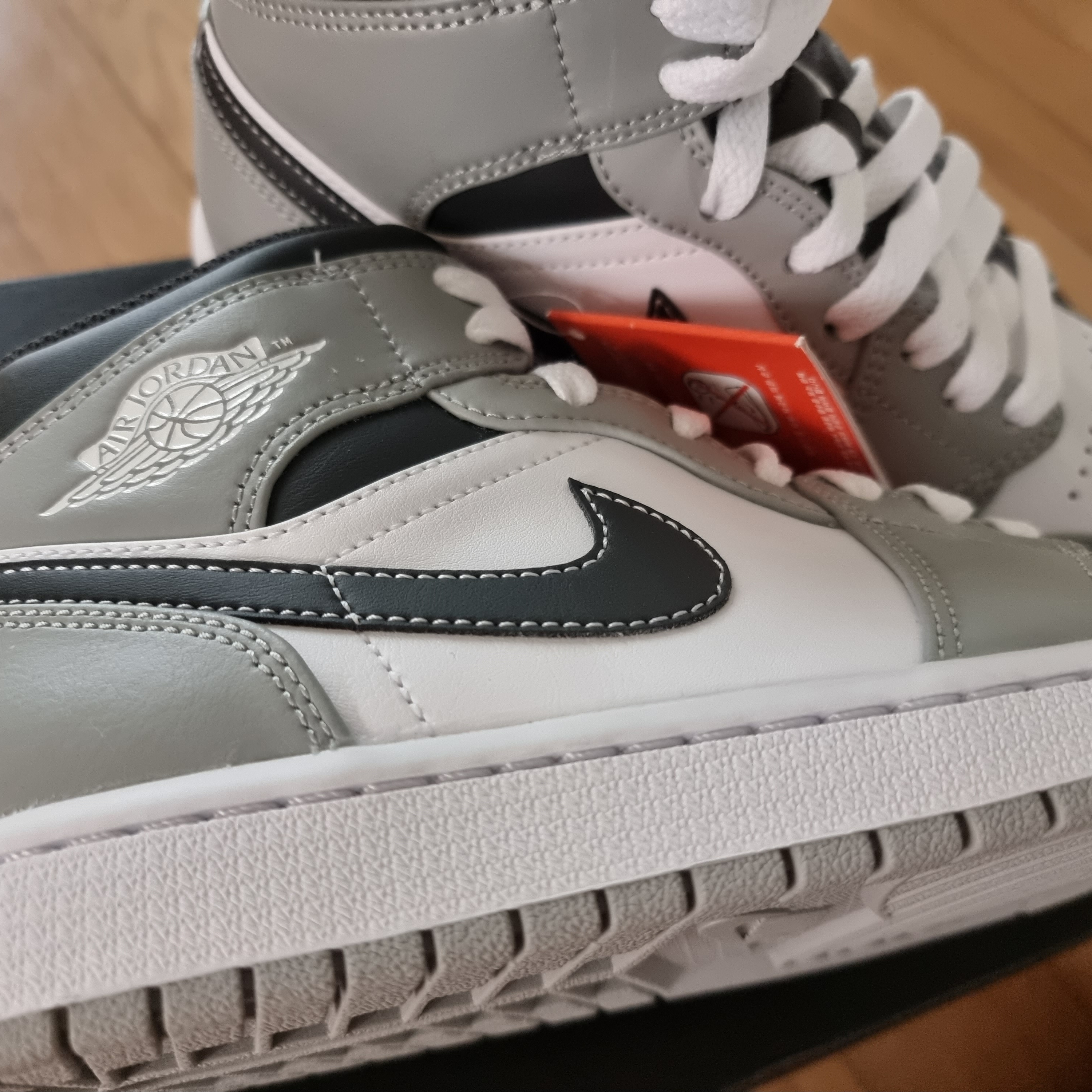 Jordan 1 Mid Light Smoke Grey Anthracite 착용 스타일 - 2
