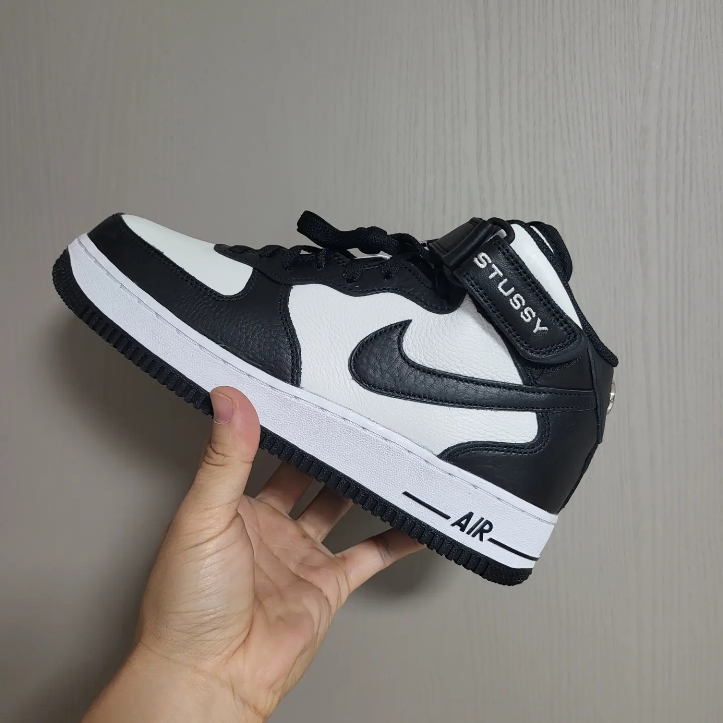 Nike x Stussy Air Force 1 '07 Mid SP Black and Light Bone 착용 스타일 - 1