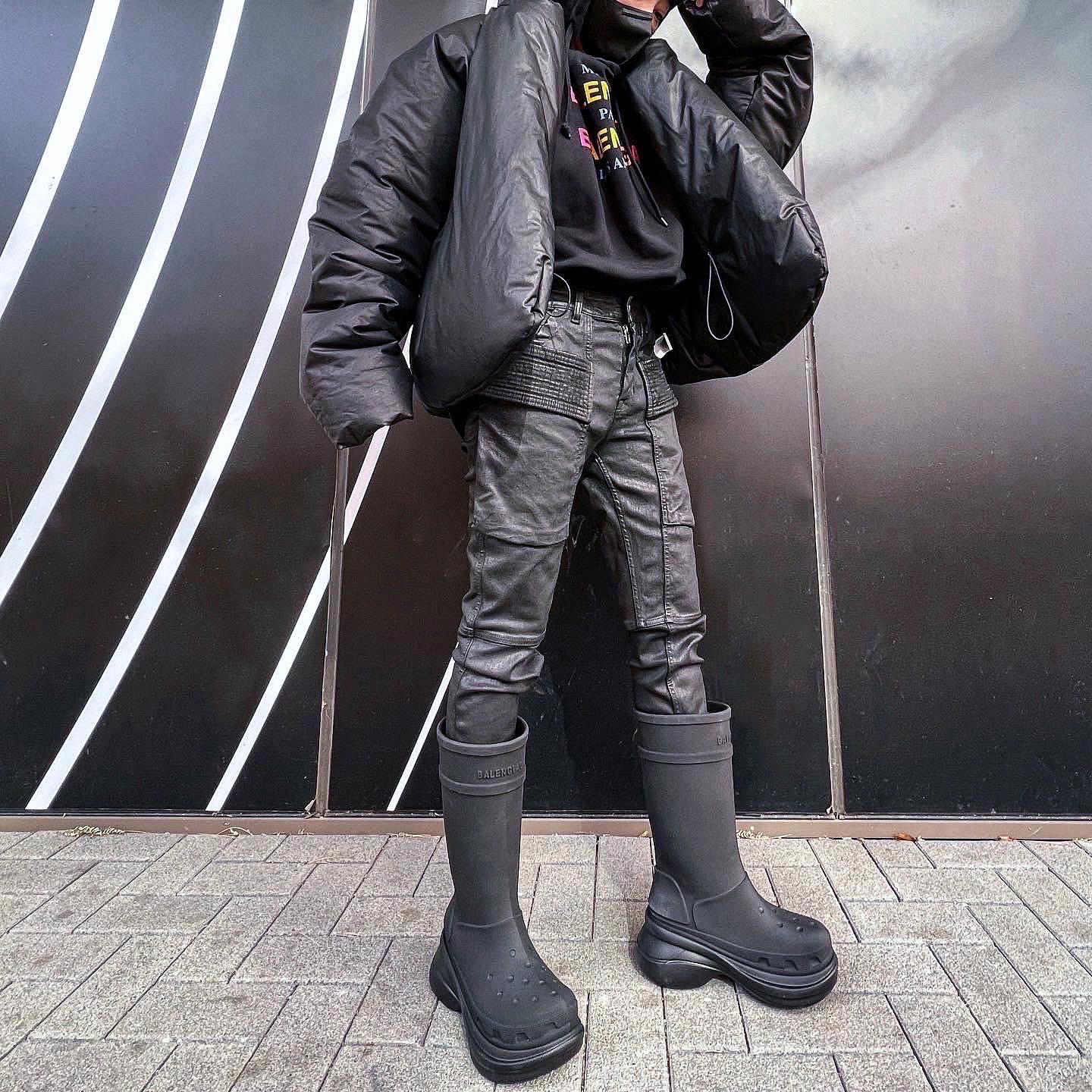 Yeezy Gap Round Jacket Black, Balenciaga x Crocs Rubber Boot Black 착용 스타일 - 3