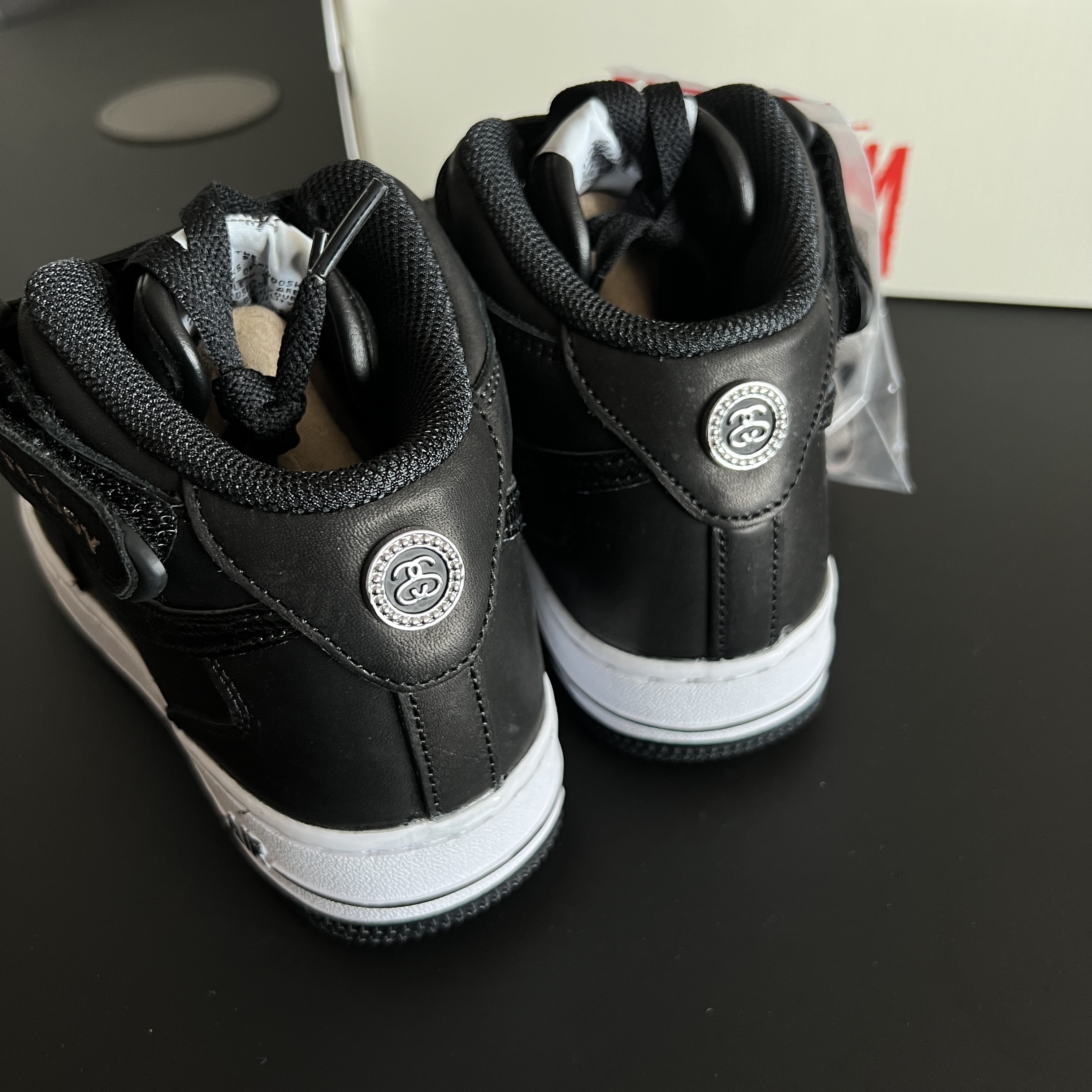 Nike x Stussy Air Force 1 '07 Mid SP Black 착용 스타일 - 3