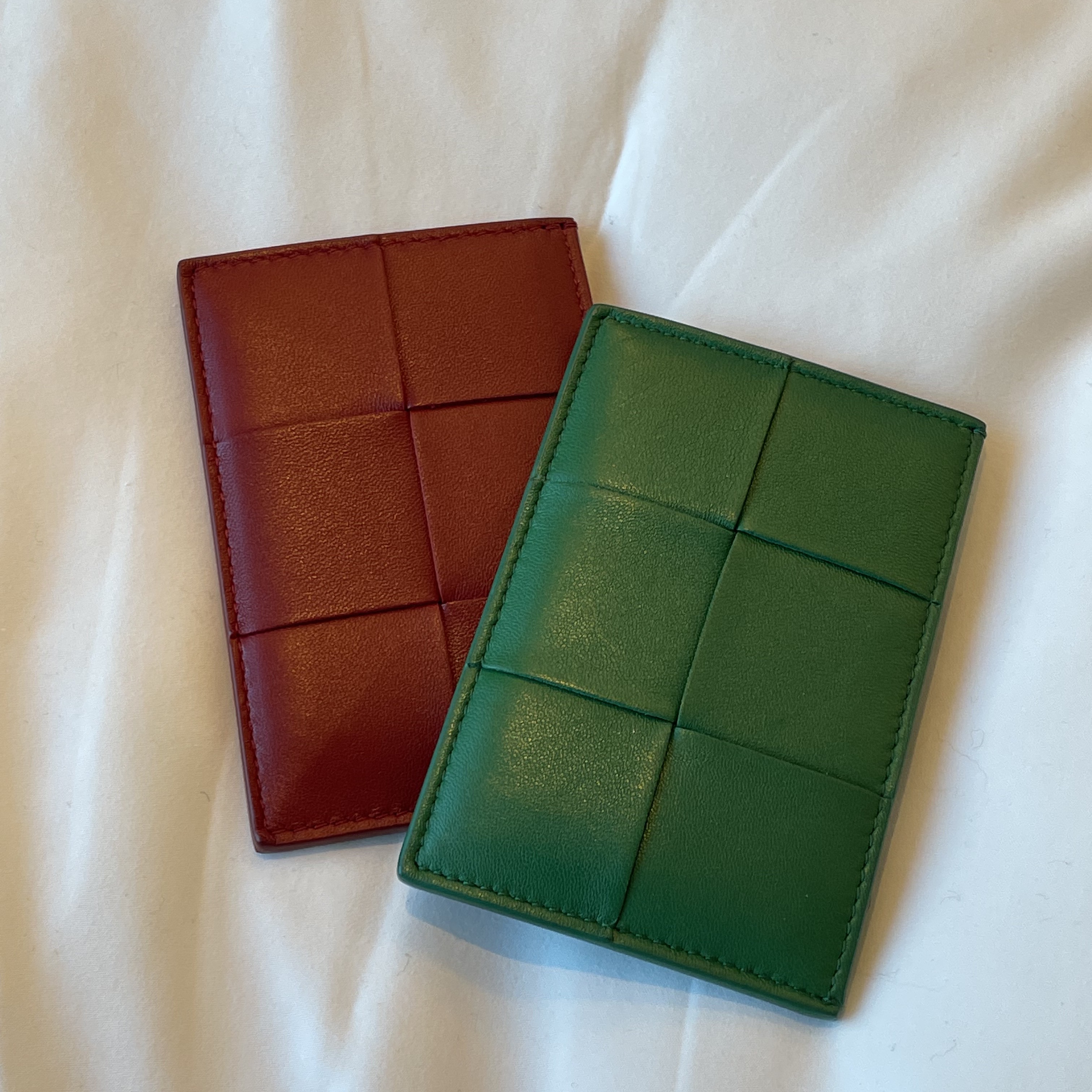 Bottega Veneta Credit Card Case Lambskin & Calfskin Parakeet 착용 스타일