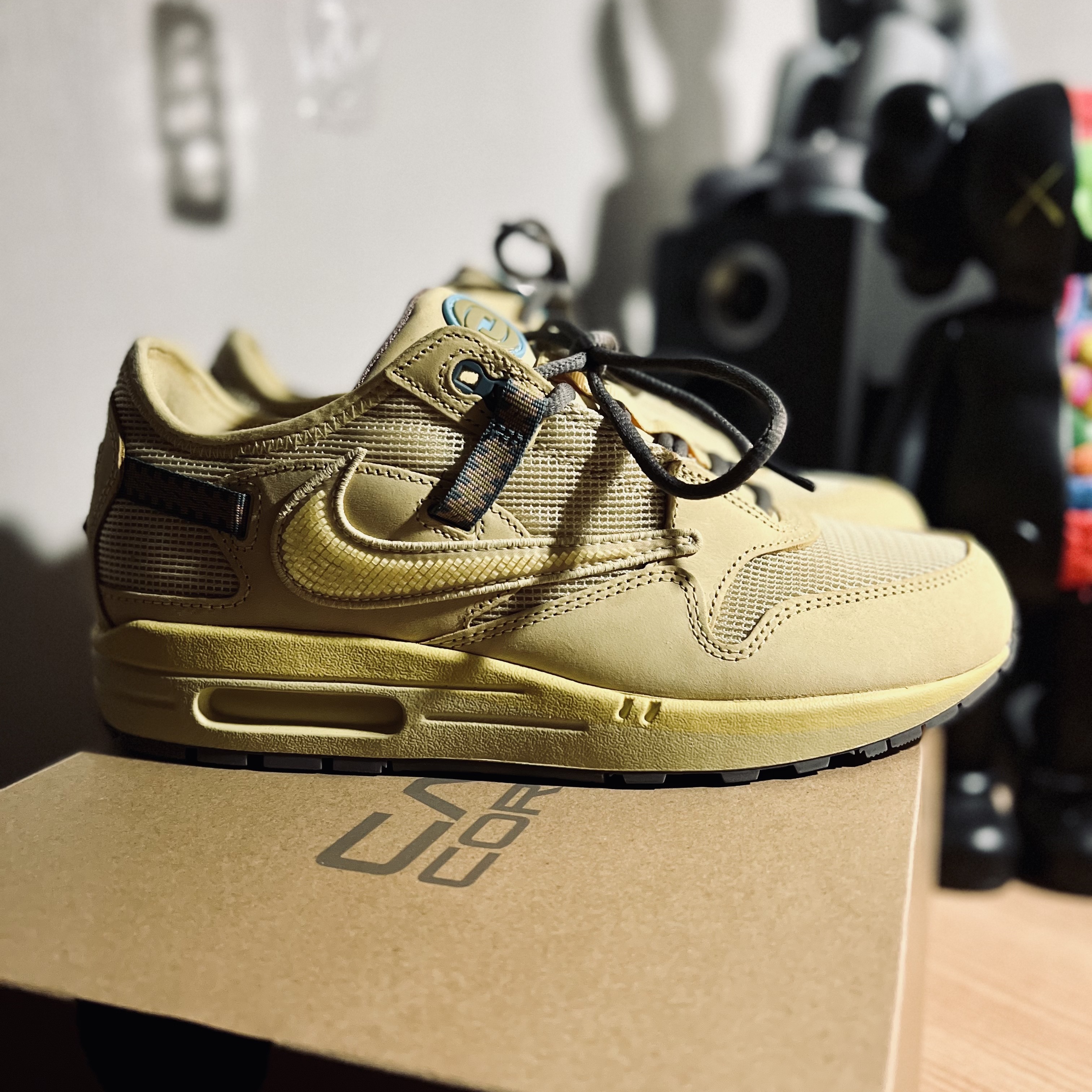 Nike x Travis Scott Air Max 1 Cact.us Gold 착용 스타일 - 1