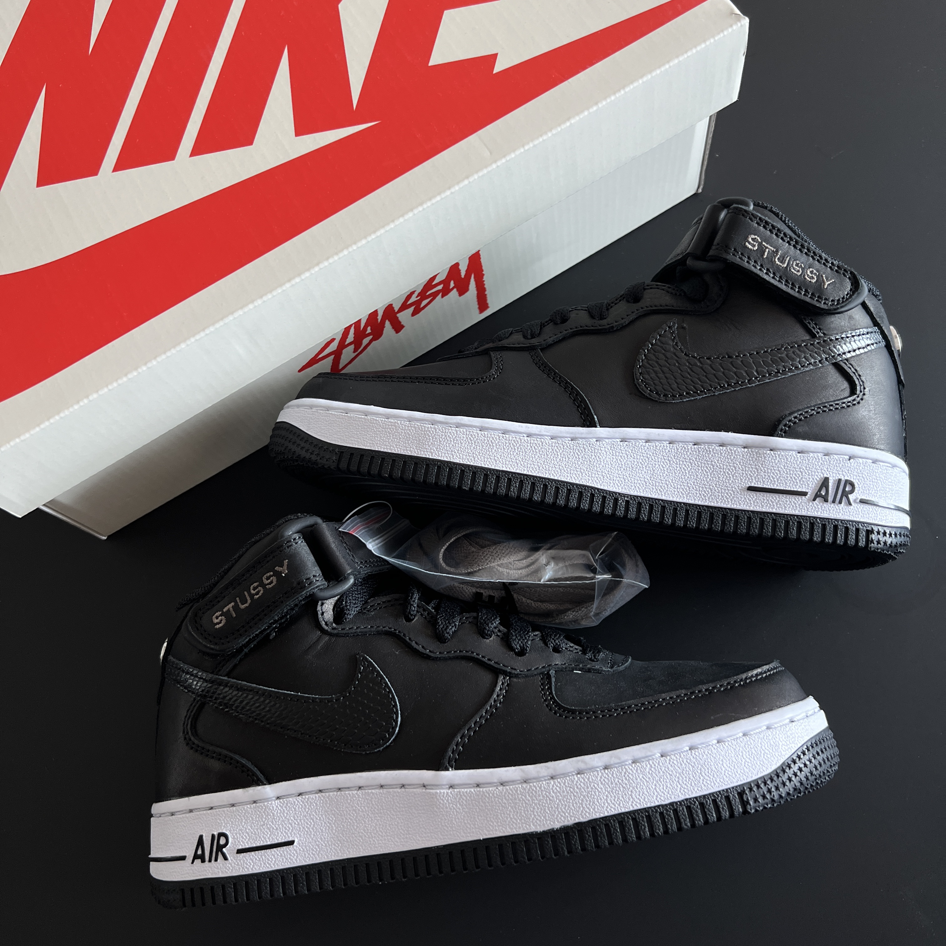Nike x Stussy Air Force 1 '07 Mid SP Black 착용 스타일 - 1