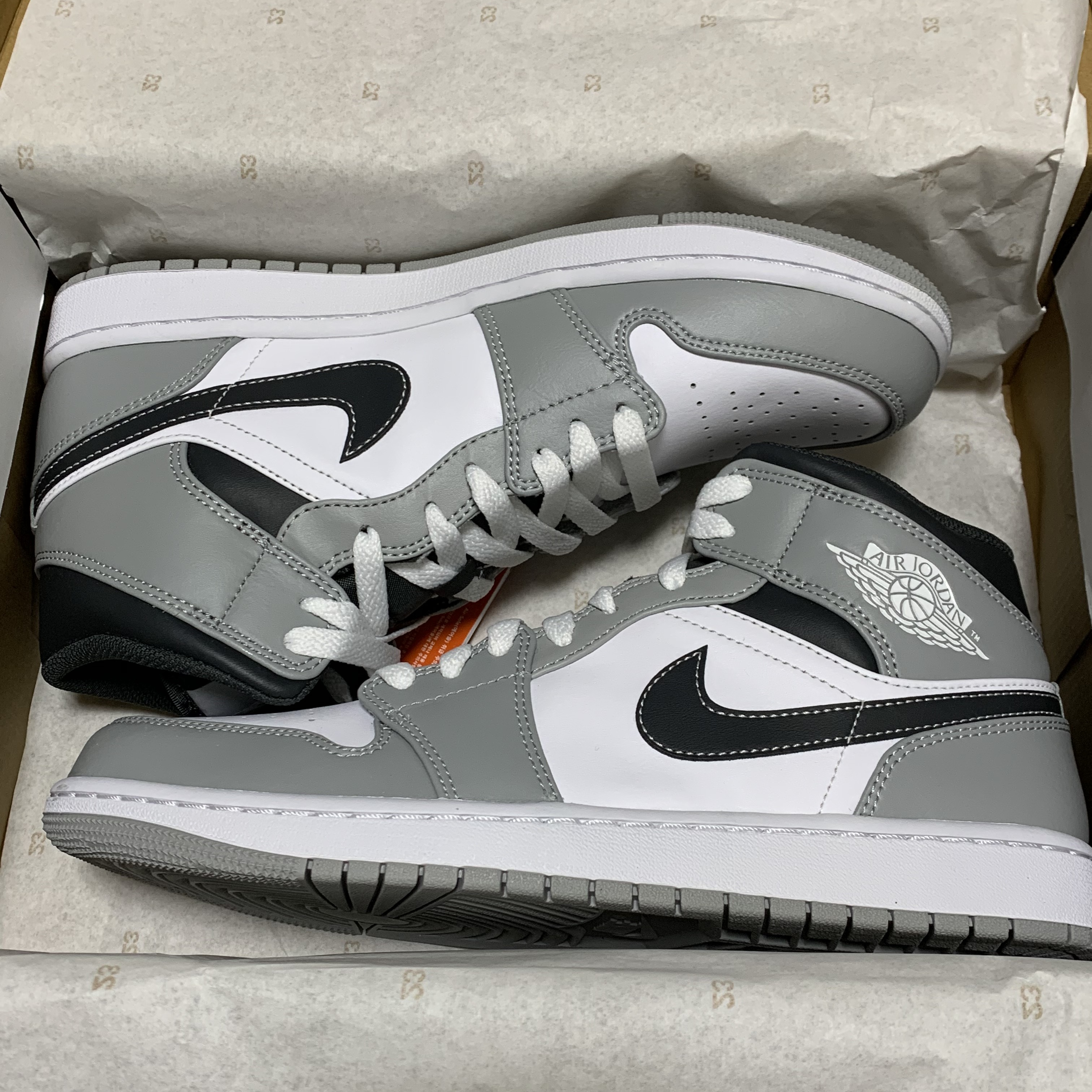 Jordan 1 Mid Light Smoke Grey Anthracite 착용 스타일