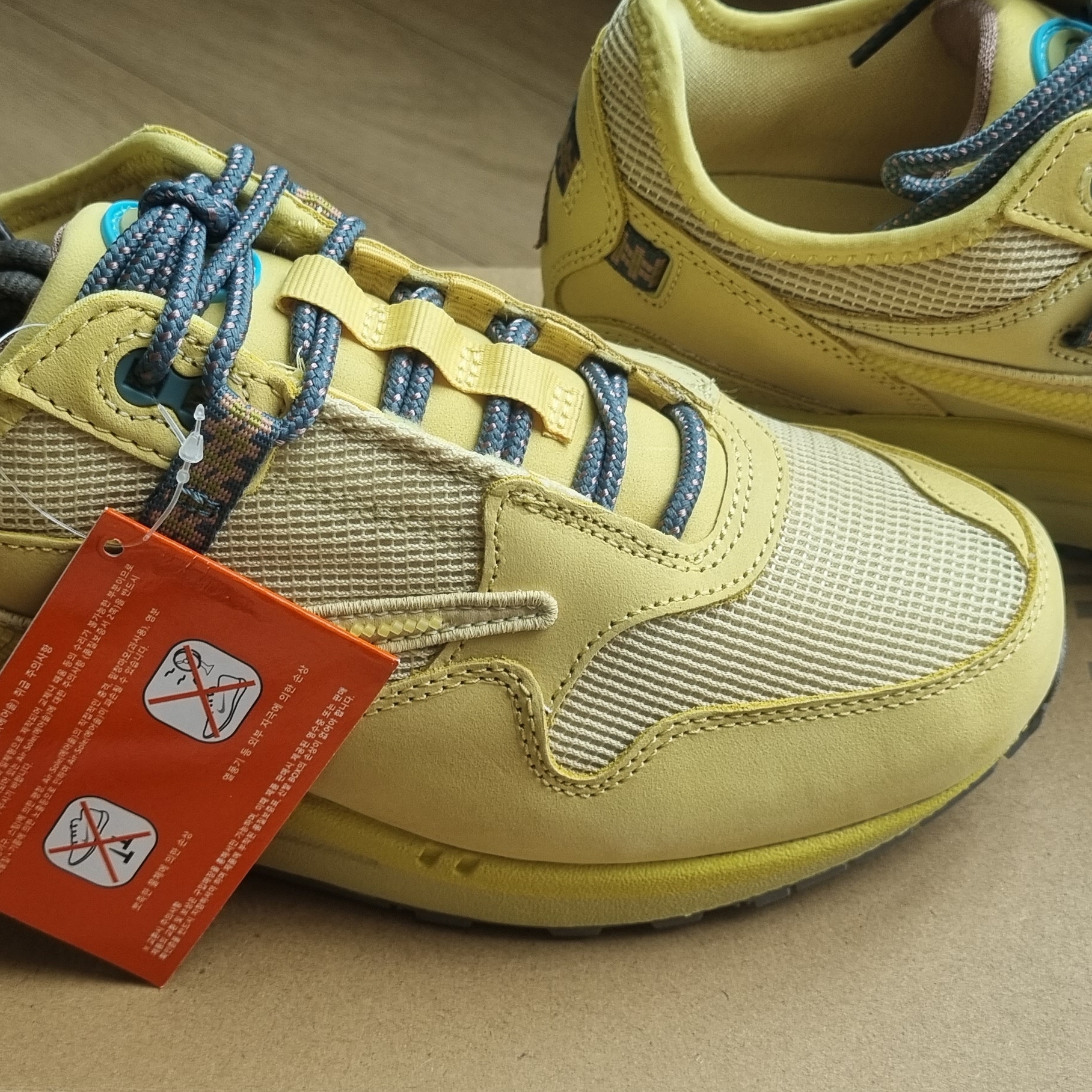 Nike x Travis Scott Air Max 1 Cact.us Gold 착용 스타일 - 4