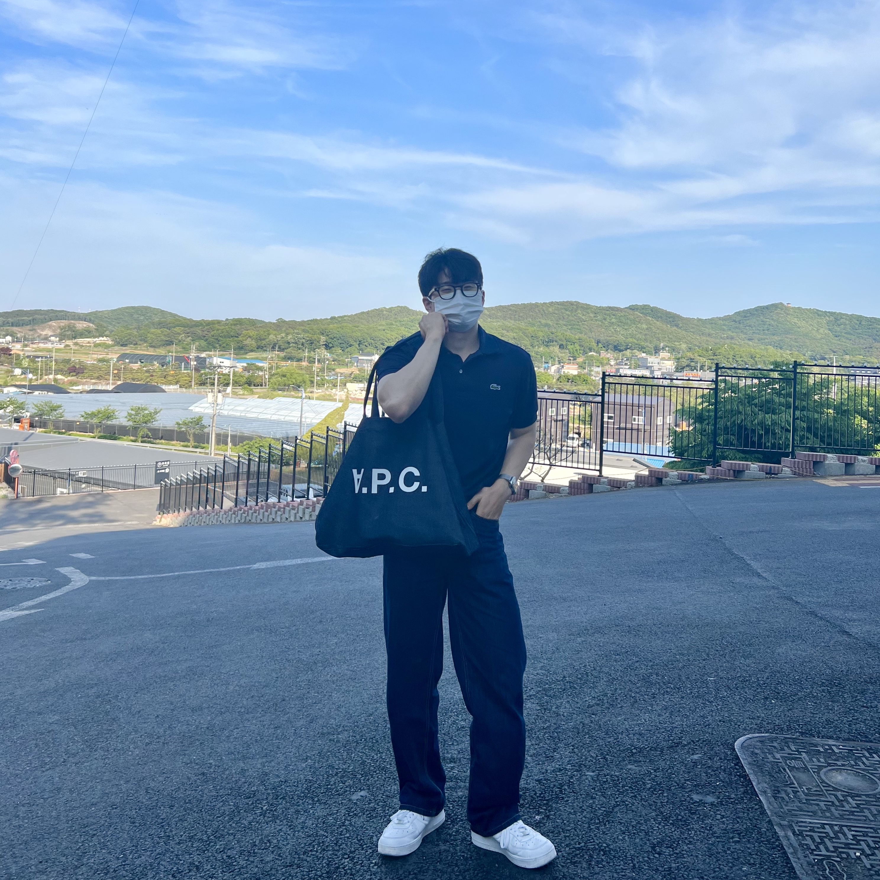 A.P.C. Daniela Shopping Bag Indigo, Nike Air Force 1 '07 Low White 착용 스타일 - 1