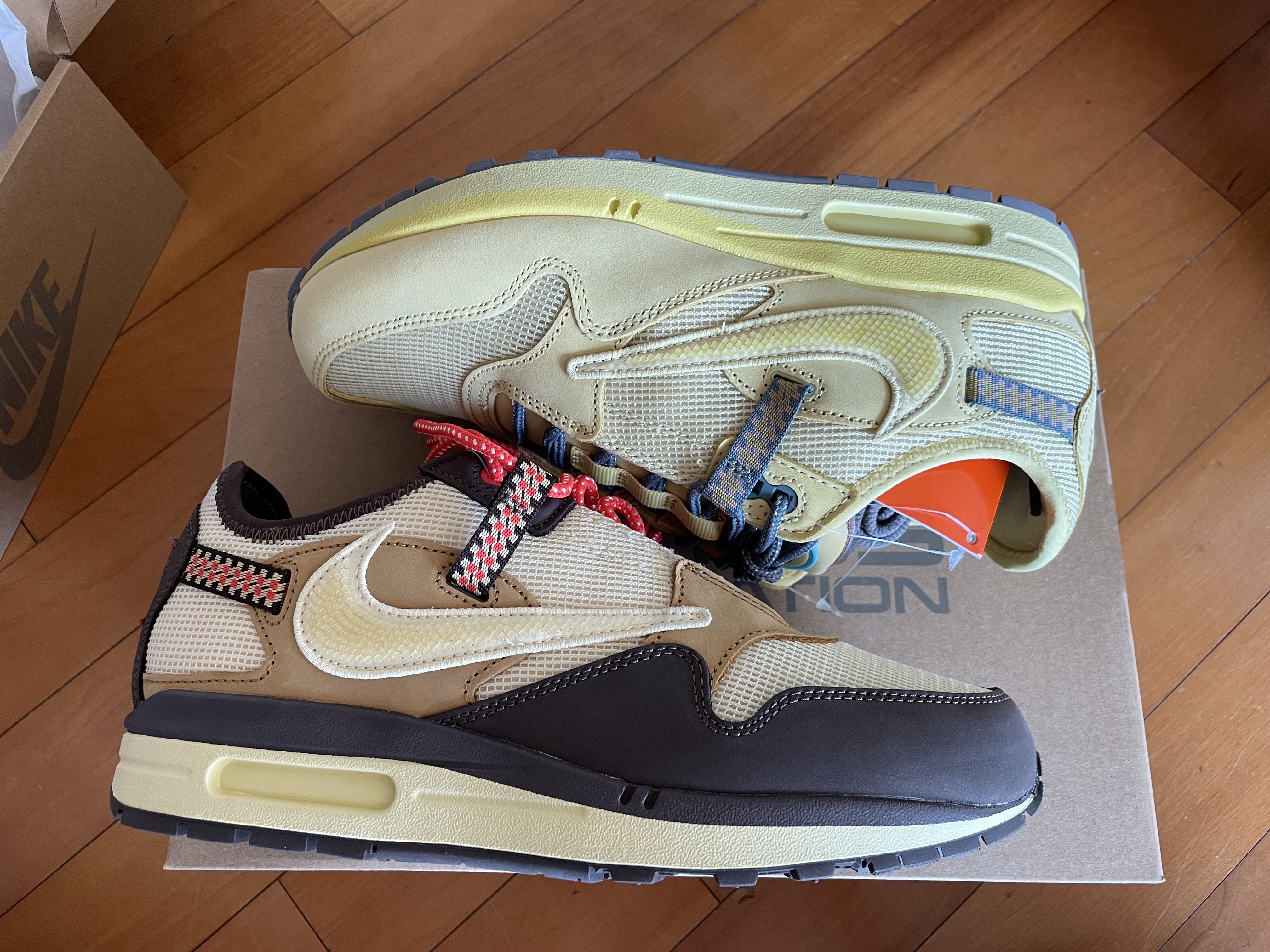 Nike x Travis Scott Air Max 1 Cact.us Brown, Nike x Travis Scott Air Max 1 Cact.us Gold 착용 스타일