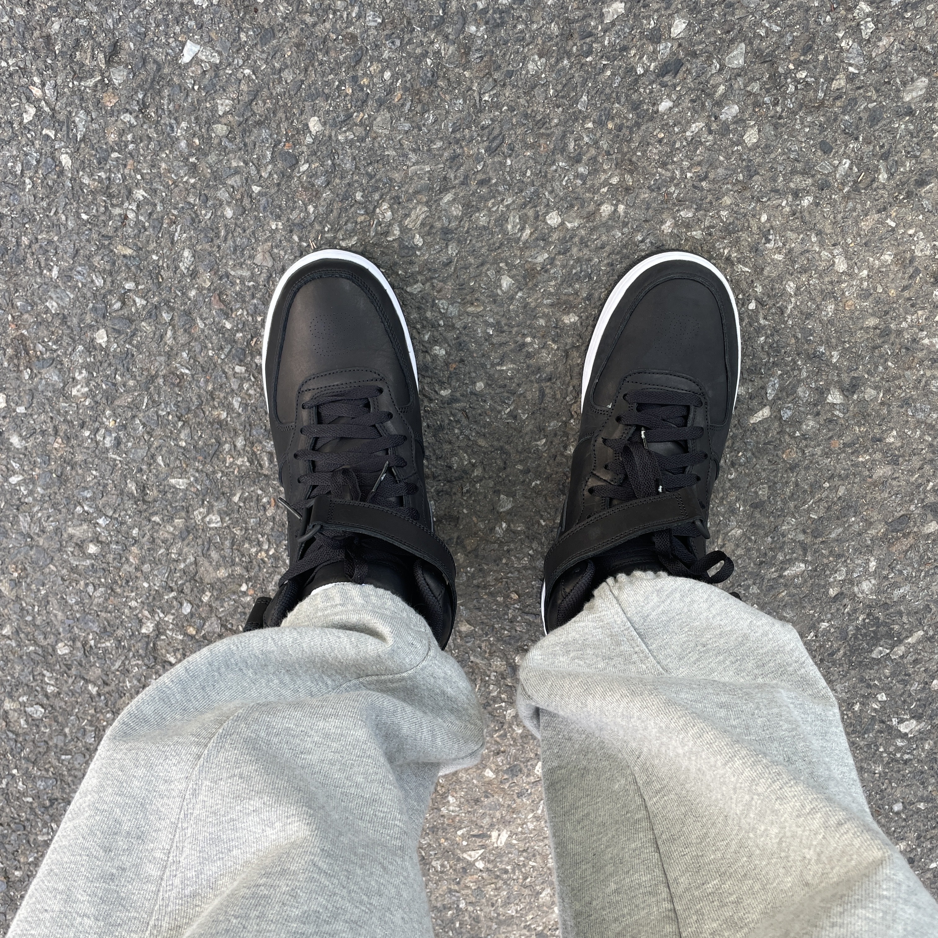 Nike x Stussy Air Force 1 '07 Mid SP Black 착용 스타일 - 2