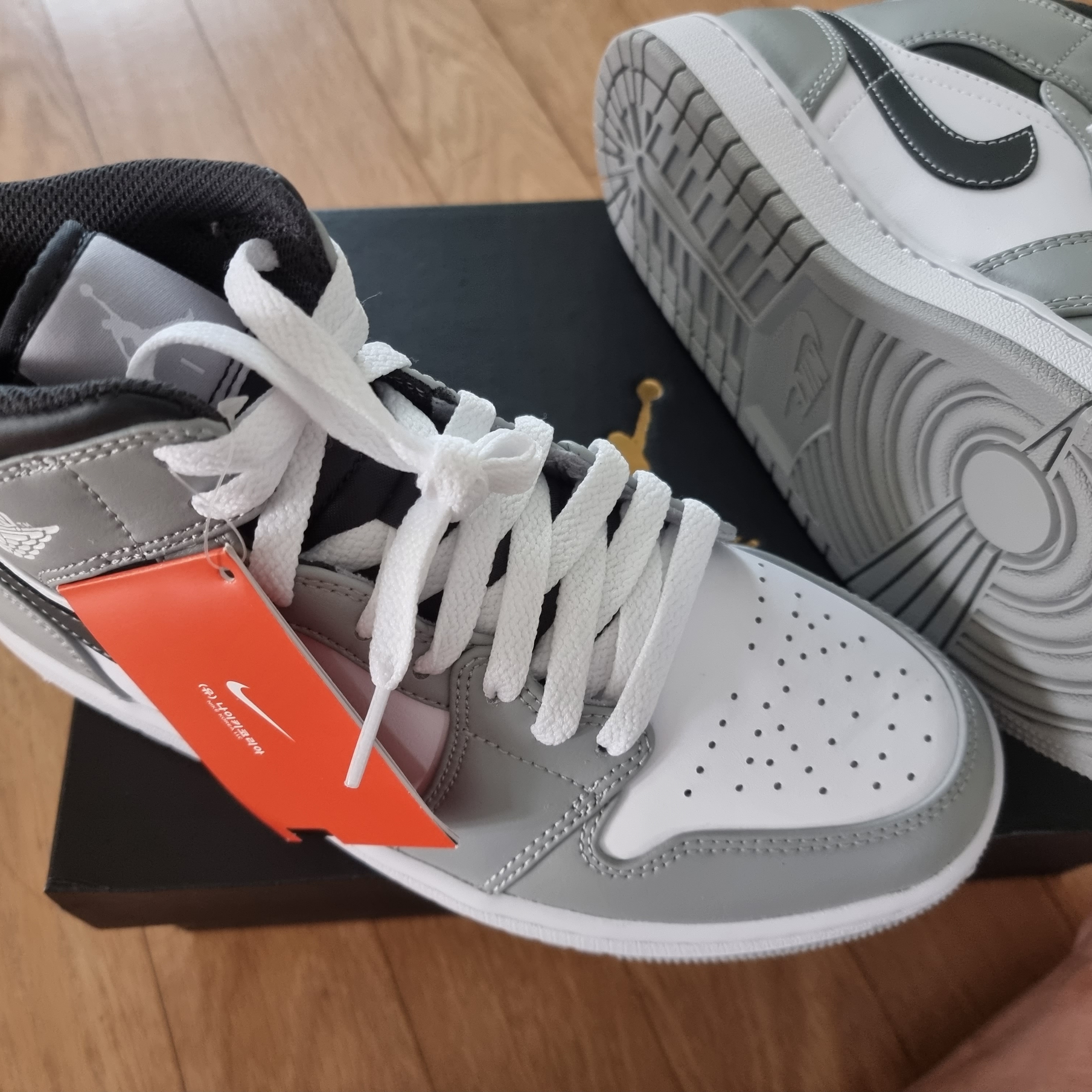 Jordan 1 Mid Light Smoke Grey Anthracite 착용 스타일 - 1