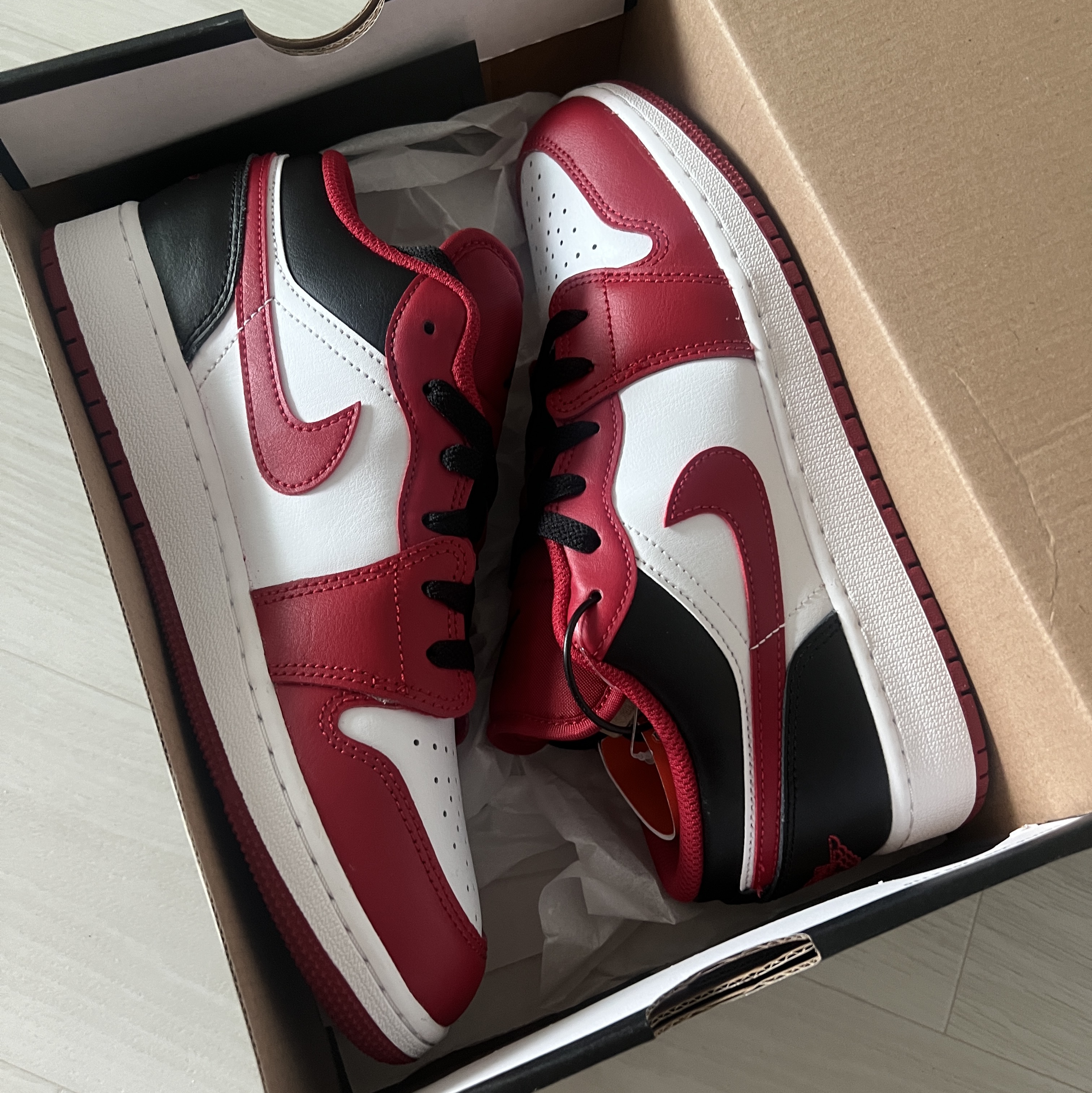 Jordan 1 Low White Gym Red Black, (GS) Jordan 1 Low White Gym Red Black 착용 스타일