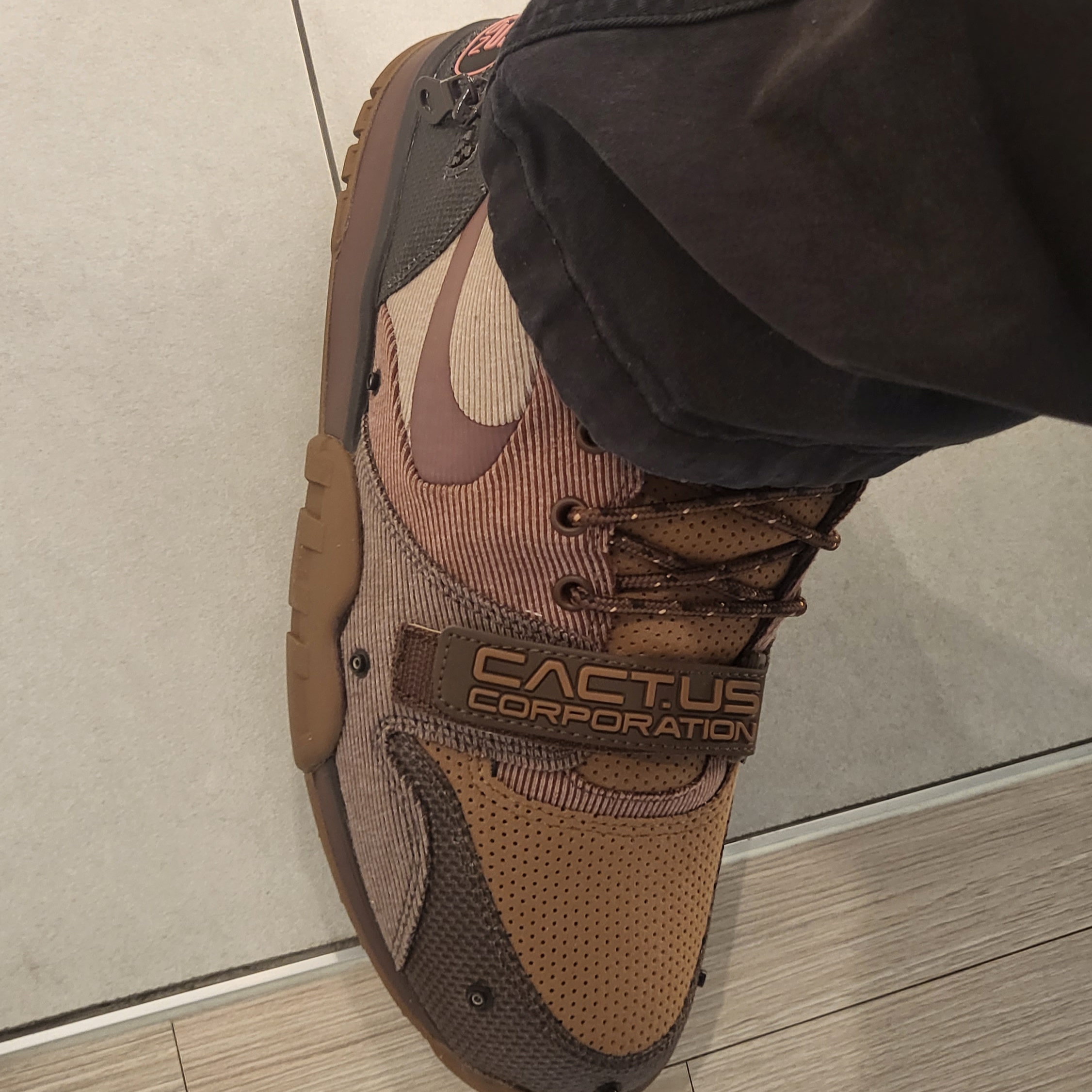 Nike x Travis Scott Air Trainer 1 Archaeo Brown and Rust Pink 착용 스타일