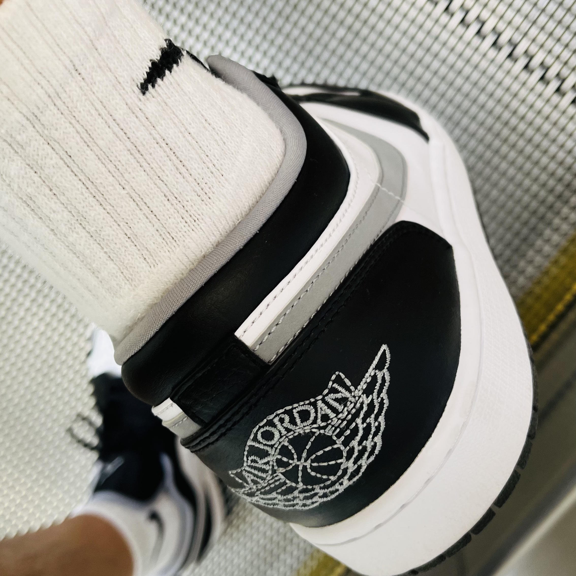 Jordan 1 Low Black Particle Grey 착용 스타일 - 2