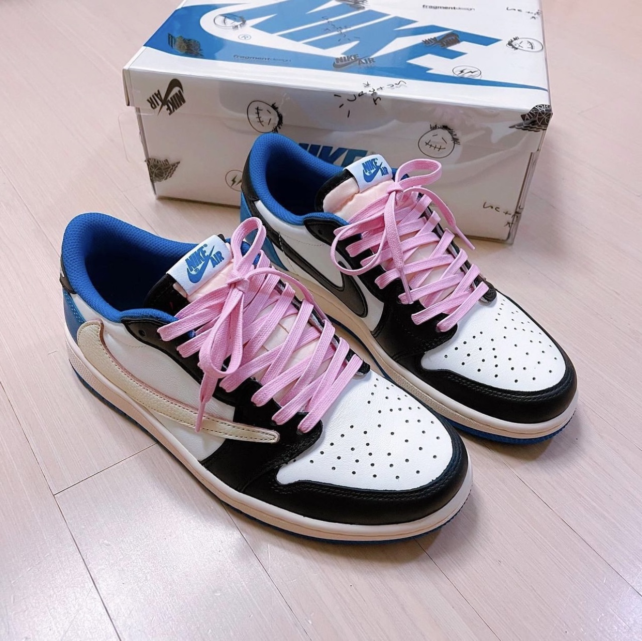 Jordan 1 x Travis Scott x Fragment Retro Low OG SP Military Blue, Stussy Basic Stussy T-Shirt Black 2022 착용 스타일 - 2