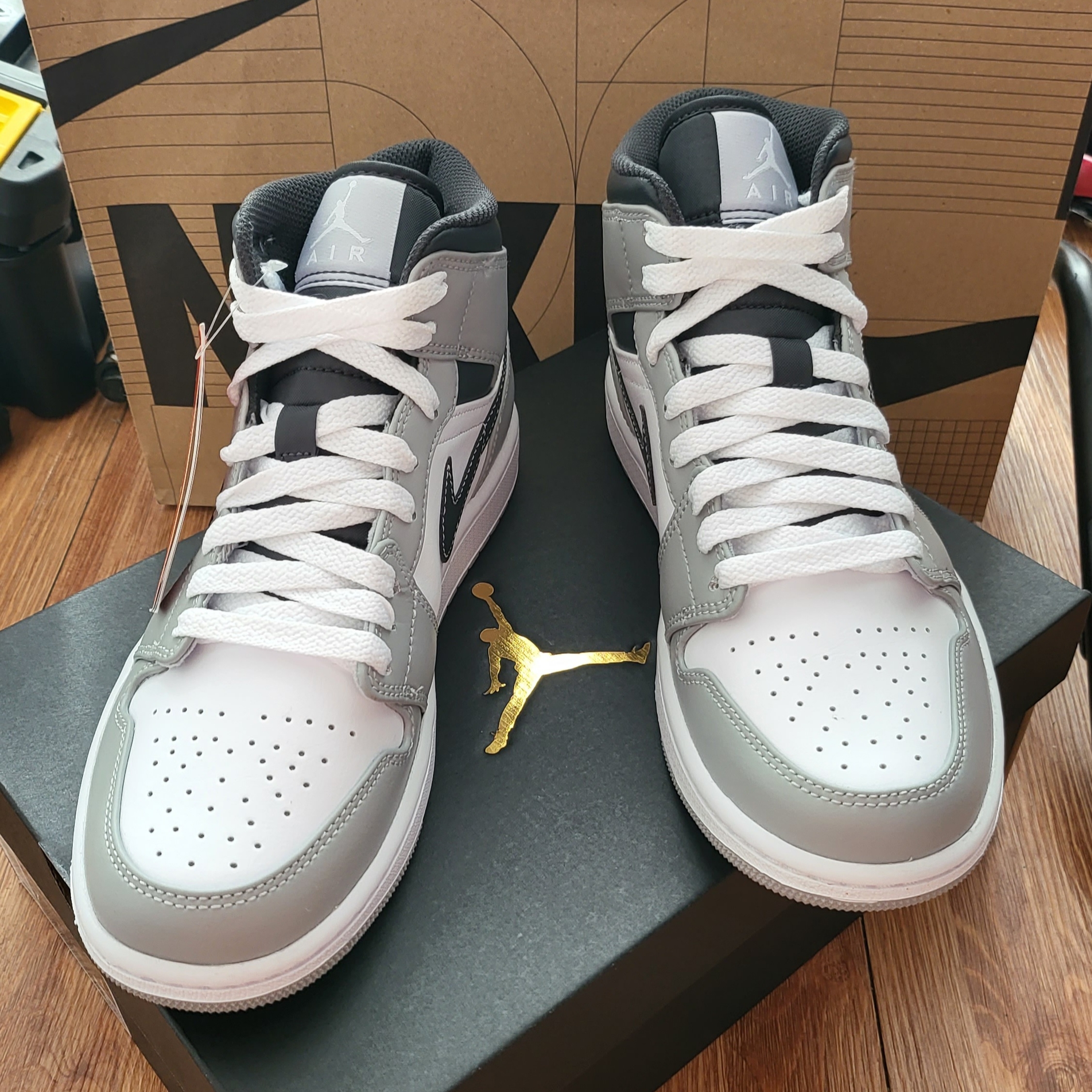 Jordan 1 Mid Light Smoke Grey Anthracite 착용 스타일 - 2