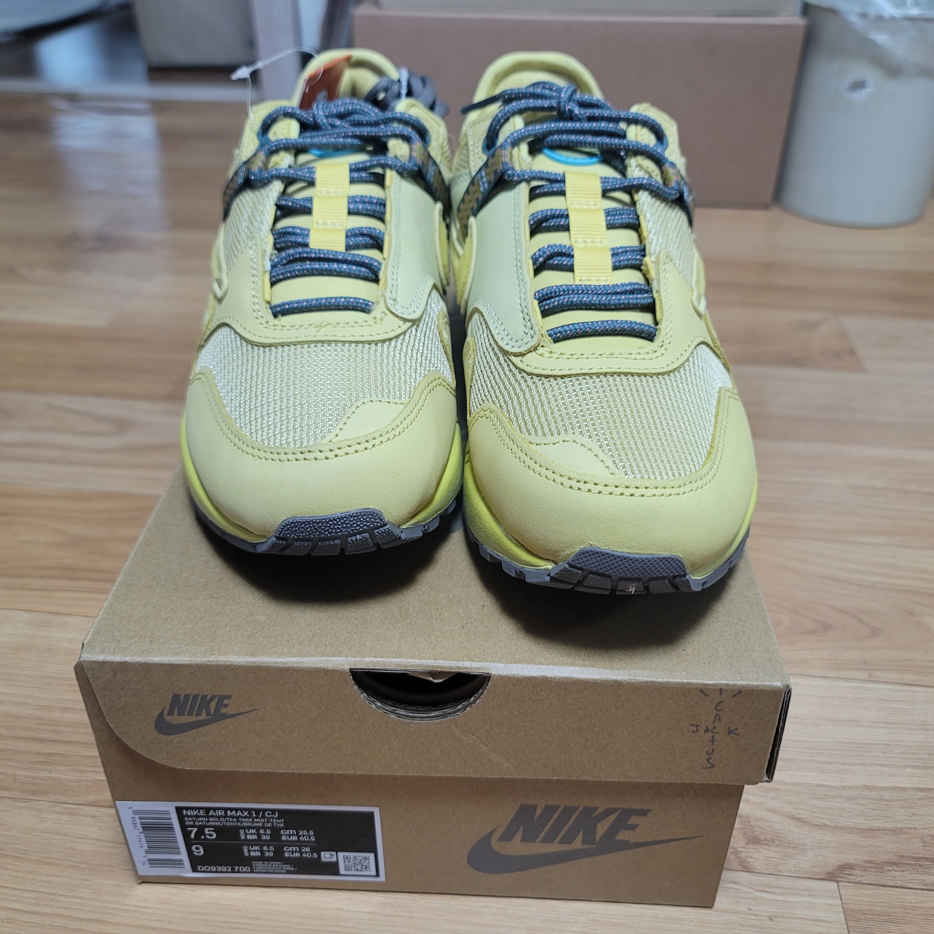 Nike x Travis Scott Air Max 1 Cact.us Gold 착용 스타일 - 2