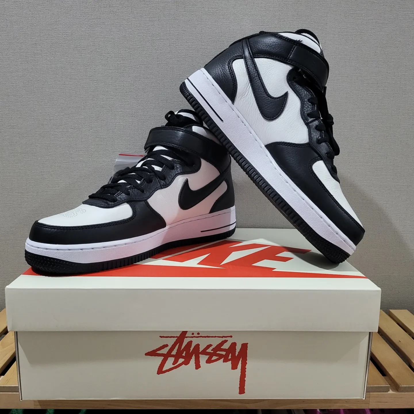 Nike x Stussy Air Force 1 '07 Mid SP Black and Light Bone 착용 스타일 - 2