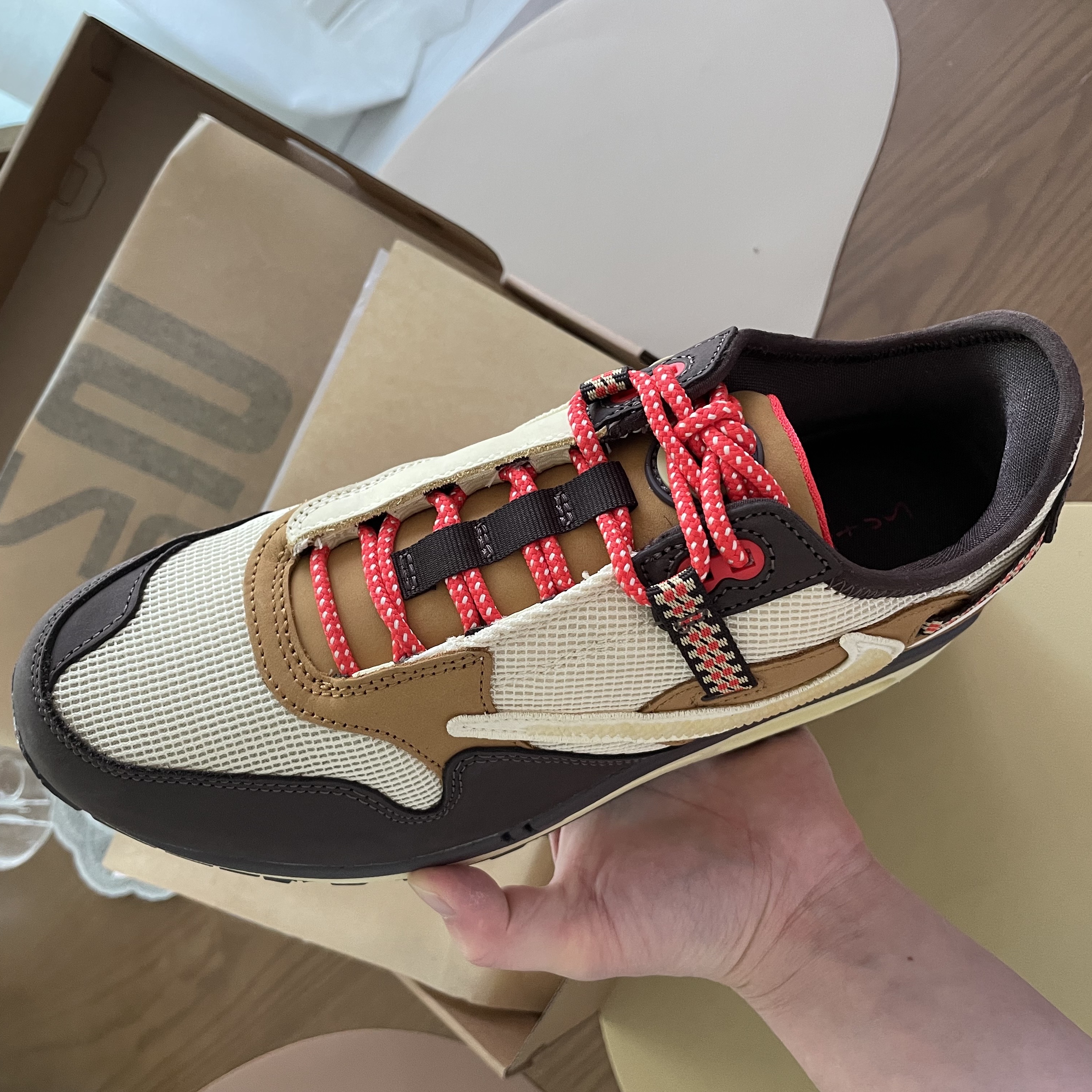 Nike x Travis Scott Air Max 1 Cact.us Brown 착용 스타일 - 2