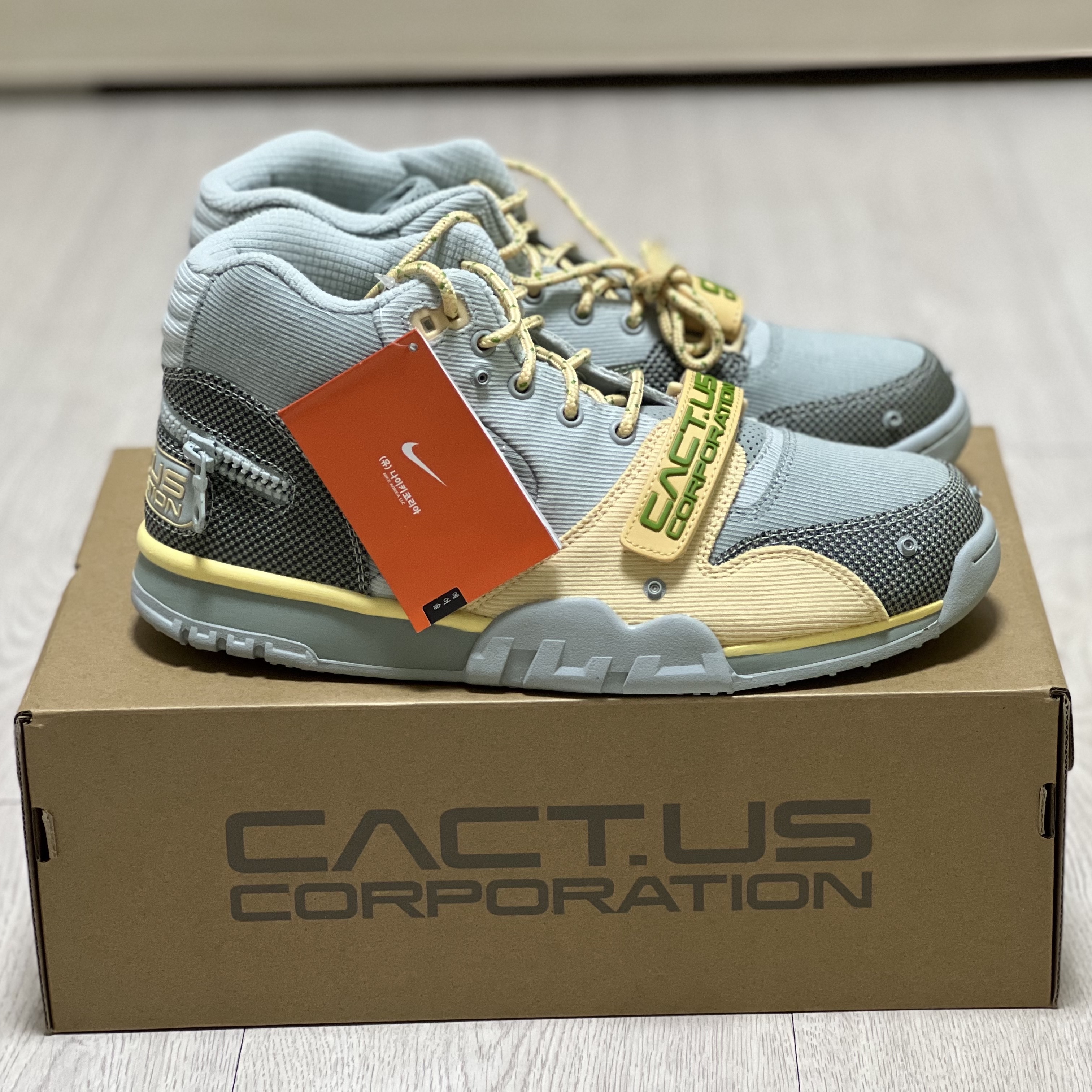 Nike x Travis Scott Nike Air Trainer 1 Grey Haze and Dusty Sage 착용 스타일 - 2