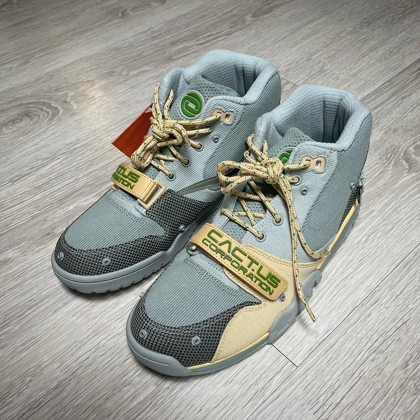 Nike x Travis Scott Nike Air Trainer 1 Grey Haze and Dusty Sage 착용 스타일 - 2