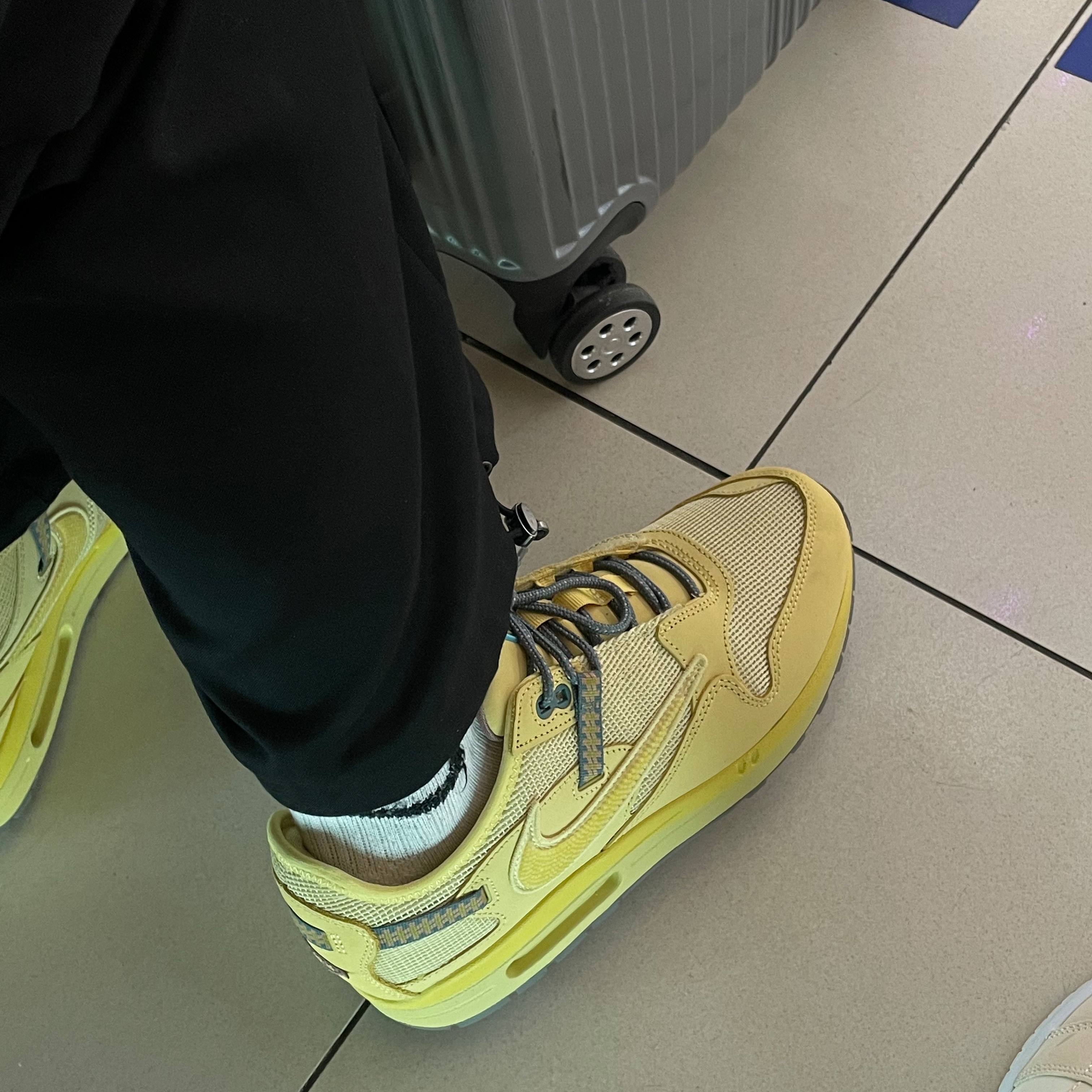 Nike x Travis Scott Air Max 1 Cact.us Gold 착용 스타일 - 3