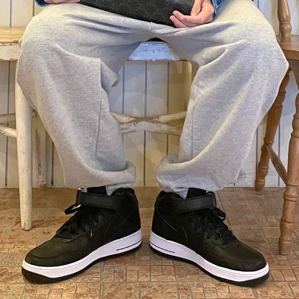 Nike x Stussy Air Force 1 '07 Mid SP Black 착용 스타일 - 1