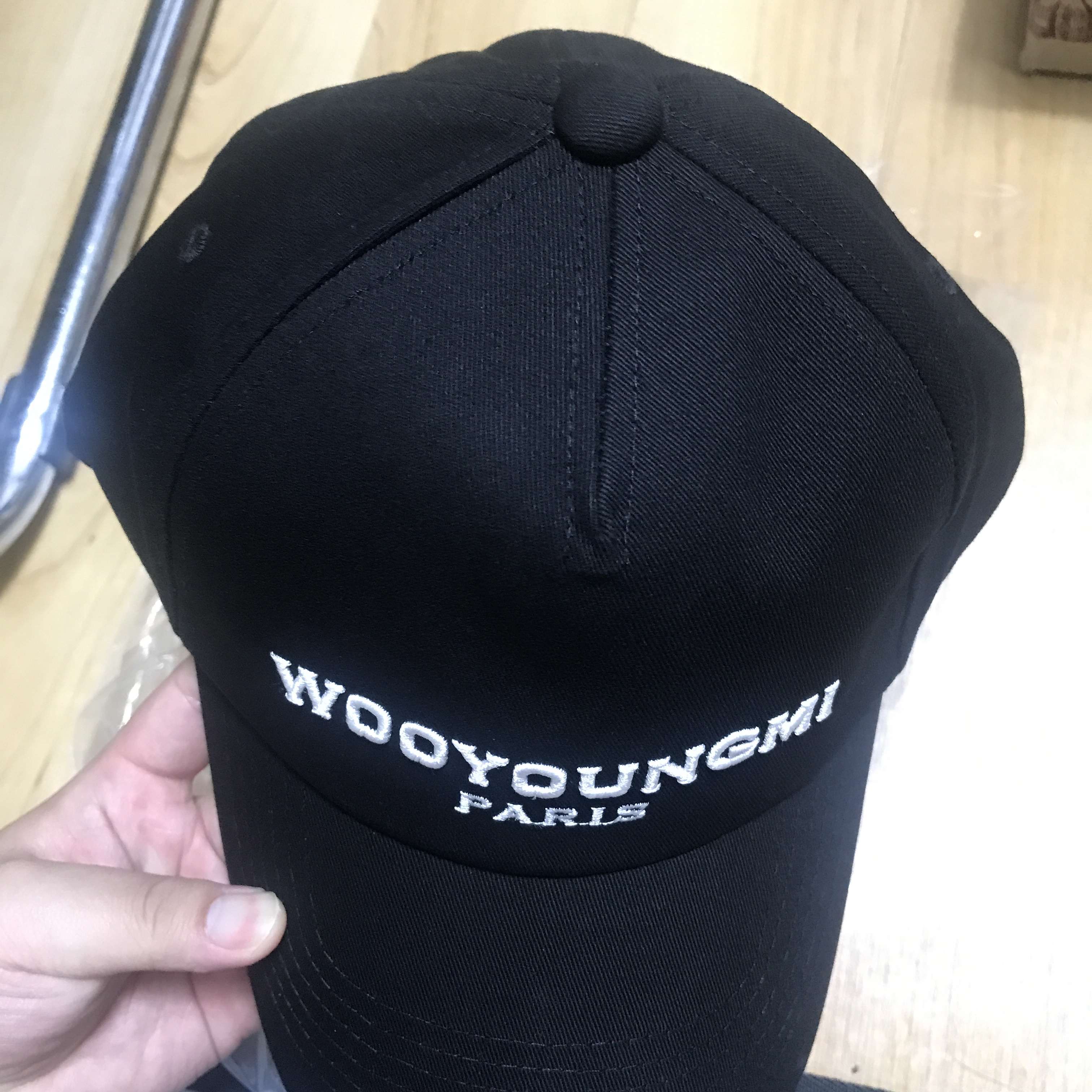Wooyoungmi White Embroidered Logo Ball Cap Black 착용 스타일 - 3