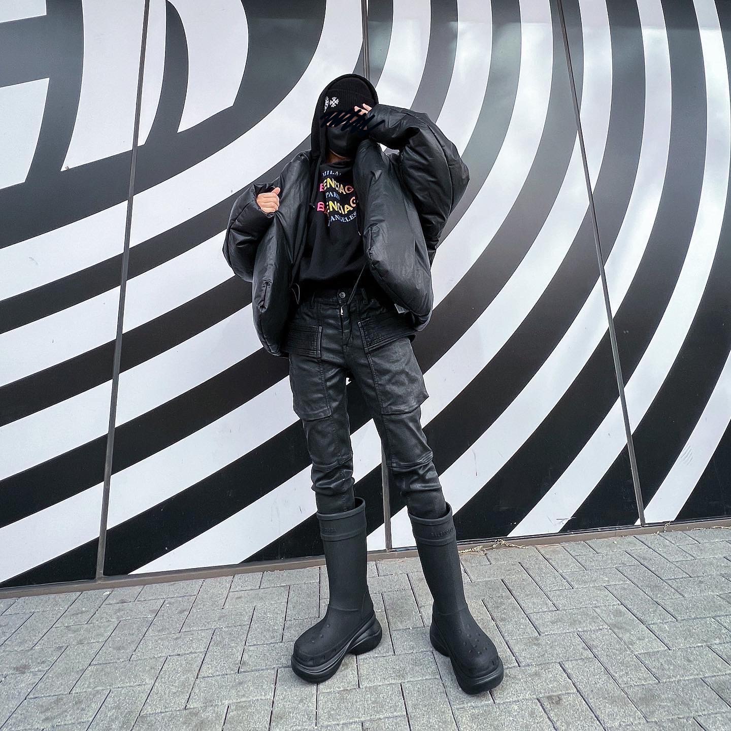 Yeezy Gap Round Jacket Black, Balenciaga x Crocs Rubber Boot Black 착용 스타일 - 1