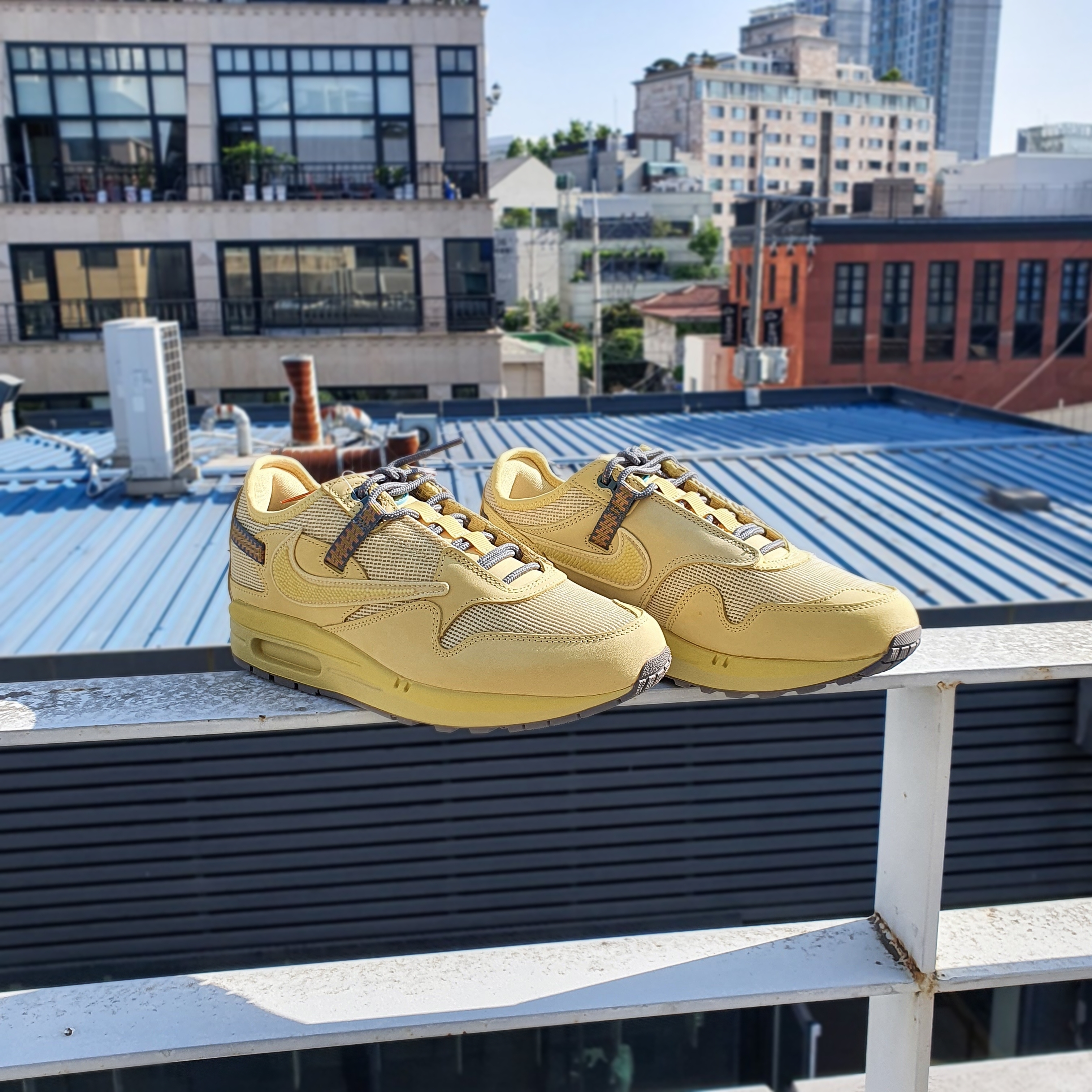 Nike x Travis Scott Air Max 1 Cact.us Gold 착용 스타일 - 1