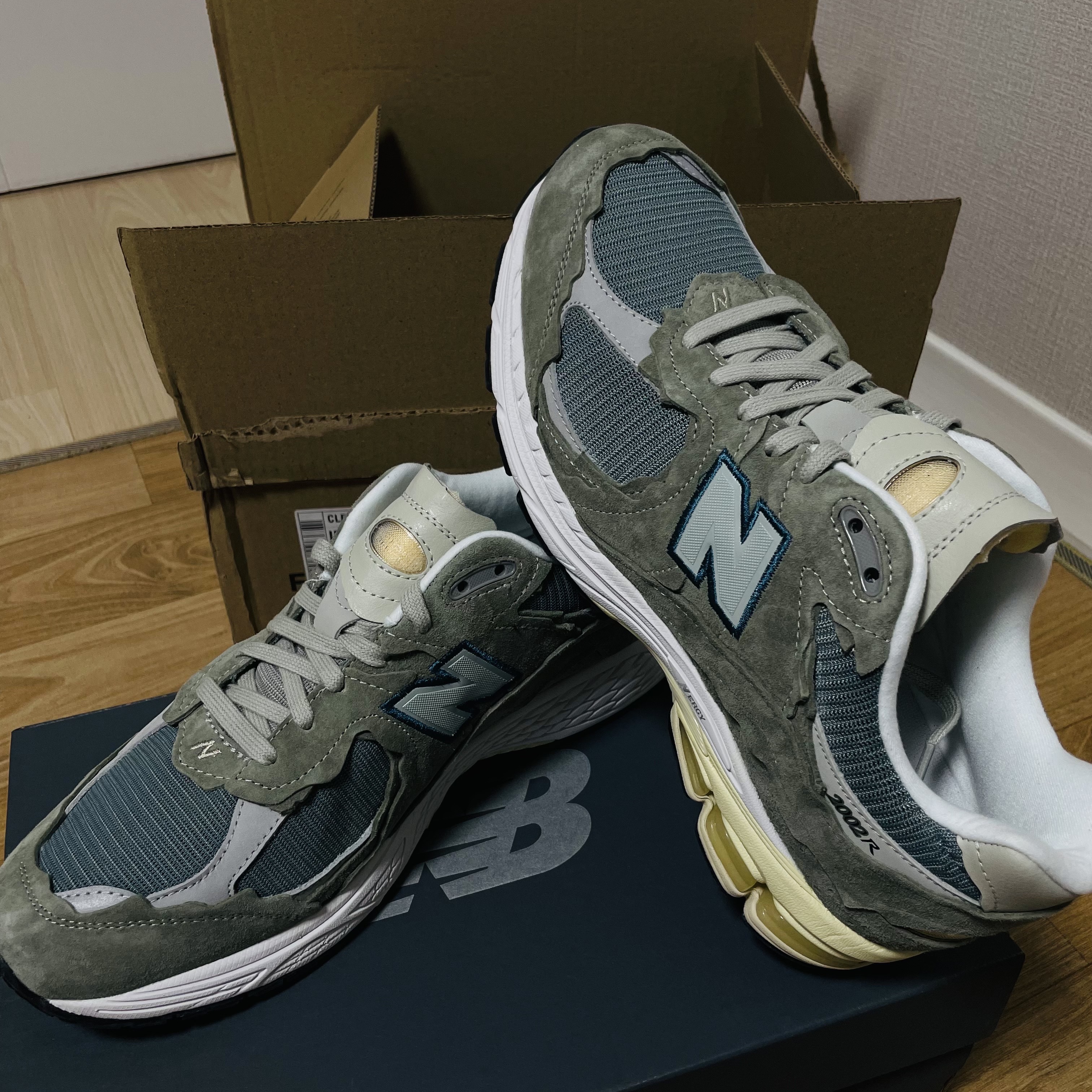 New Balance 2002R Protection Pack Mirage Grey 착용 스타일 - 1