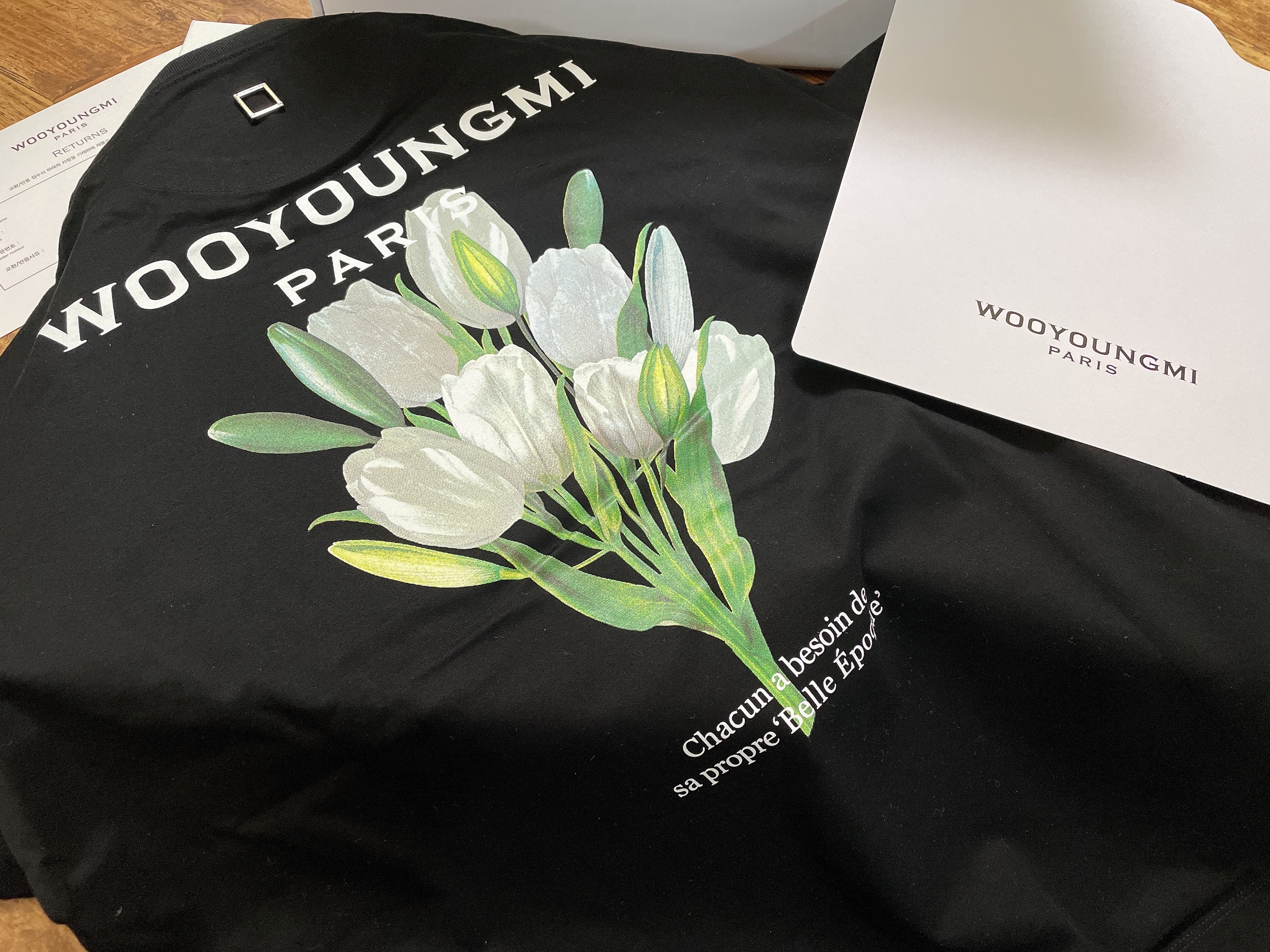 Wooyoungmi Flower Print Back Logo T-Shirt White - 22SS, Wooyoungmi Flower Print Back Logo T-Shirt Black - 22SS 착용 스타일 - 4