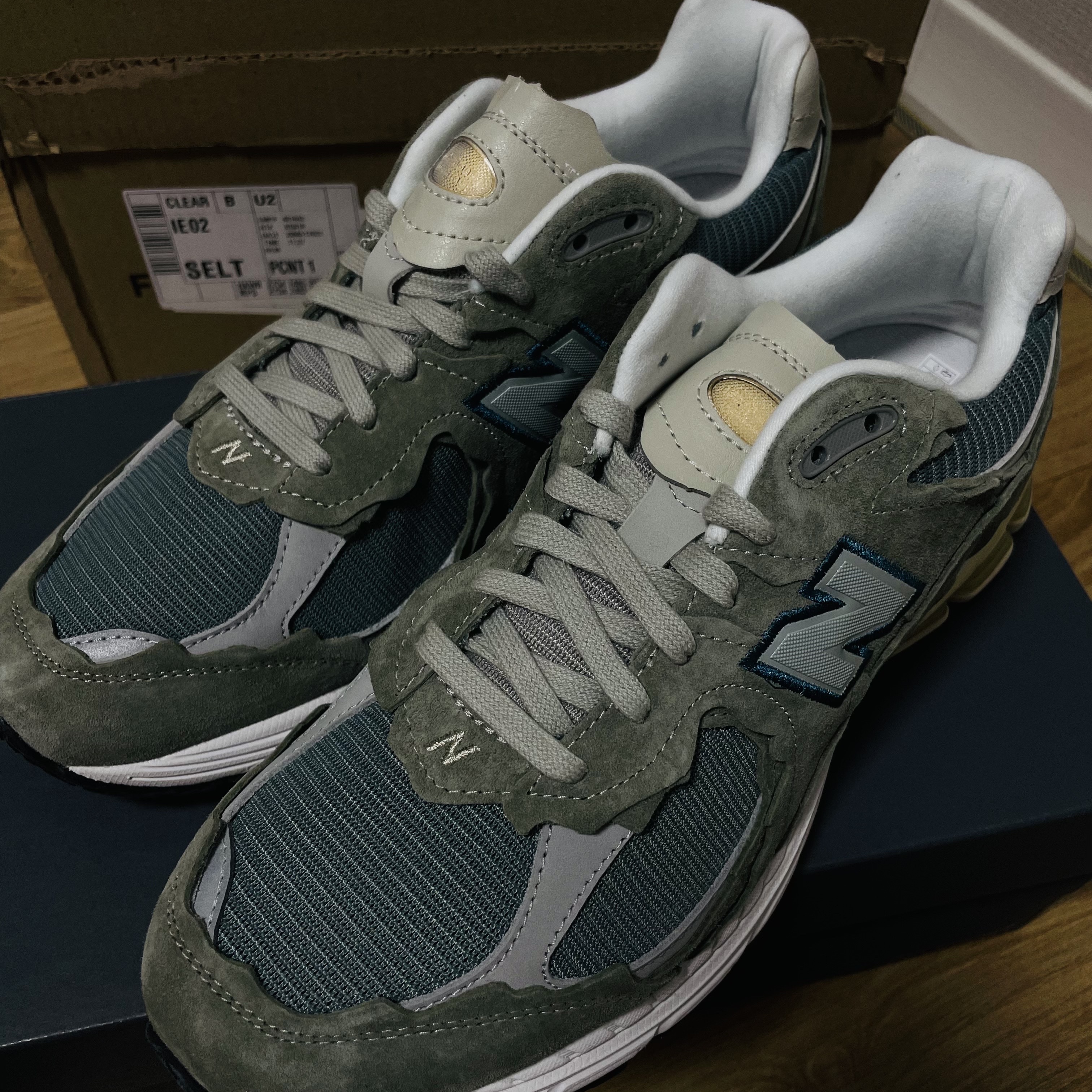 New Balance 2002R Protection Pack Mirage Grey 착용 스타일 - 2
