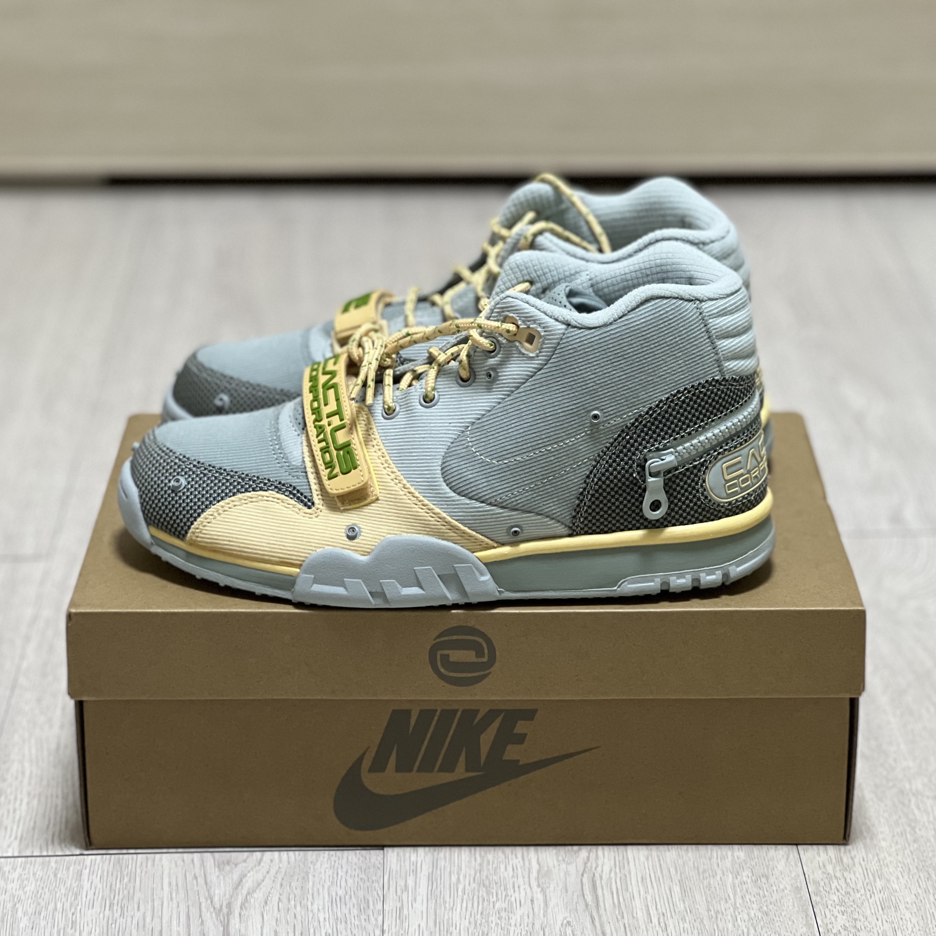 Nike x Travis Scott Nike Air Trainer 1 Grey Haze and Dusty Sage 착용 스타일 - 1