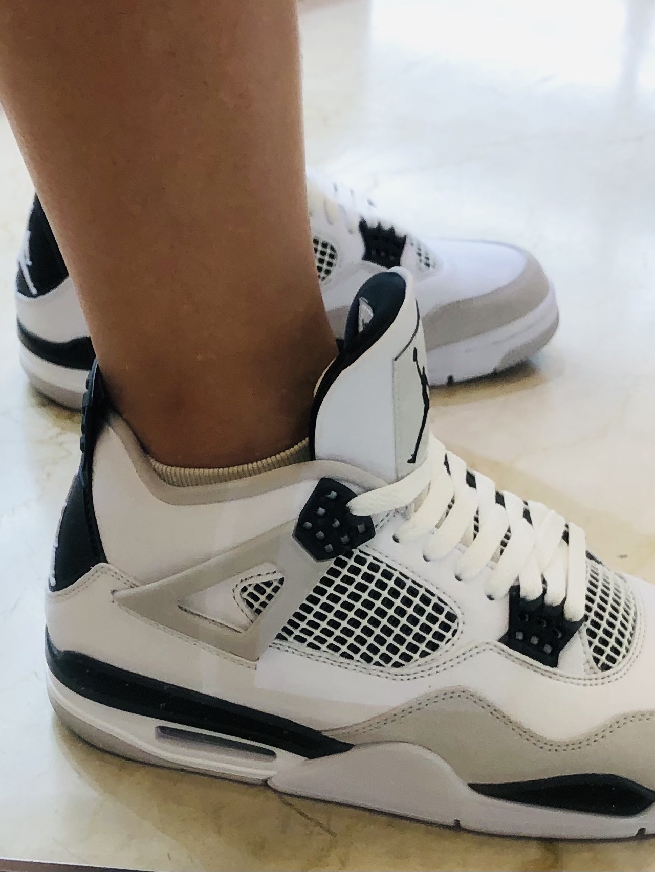 Jordan 4 Retro White and Black 착용 스타일 - 3