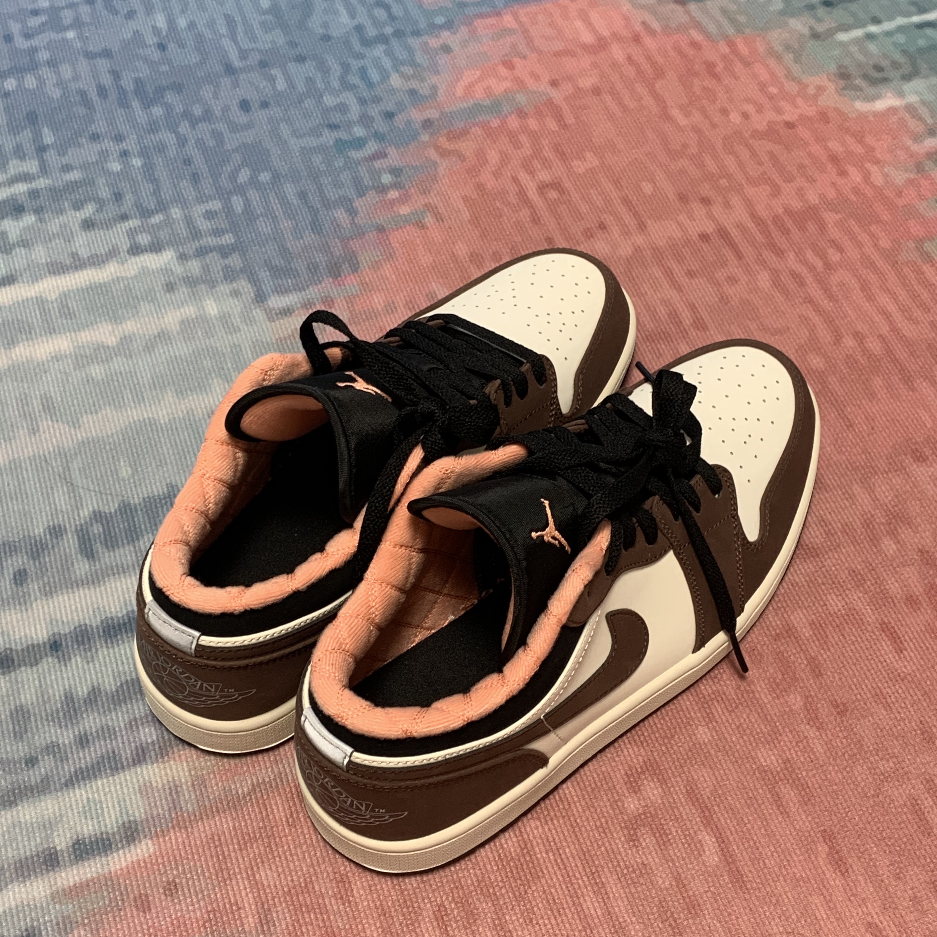 Jordan 1 Low SE Chocolate Bliss 착용 스타일 - 4